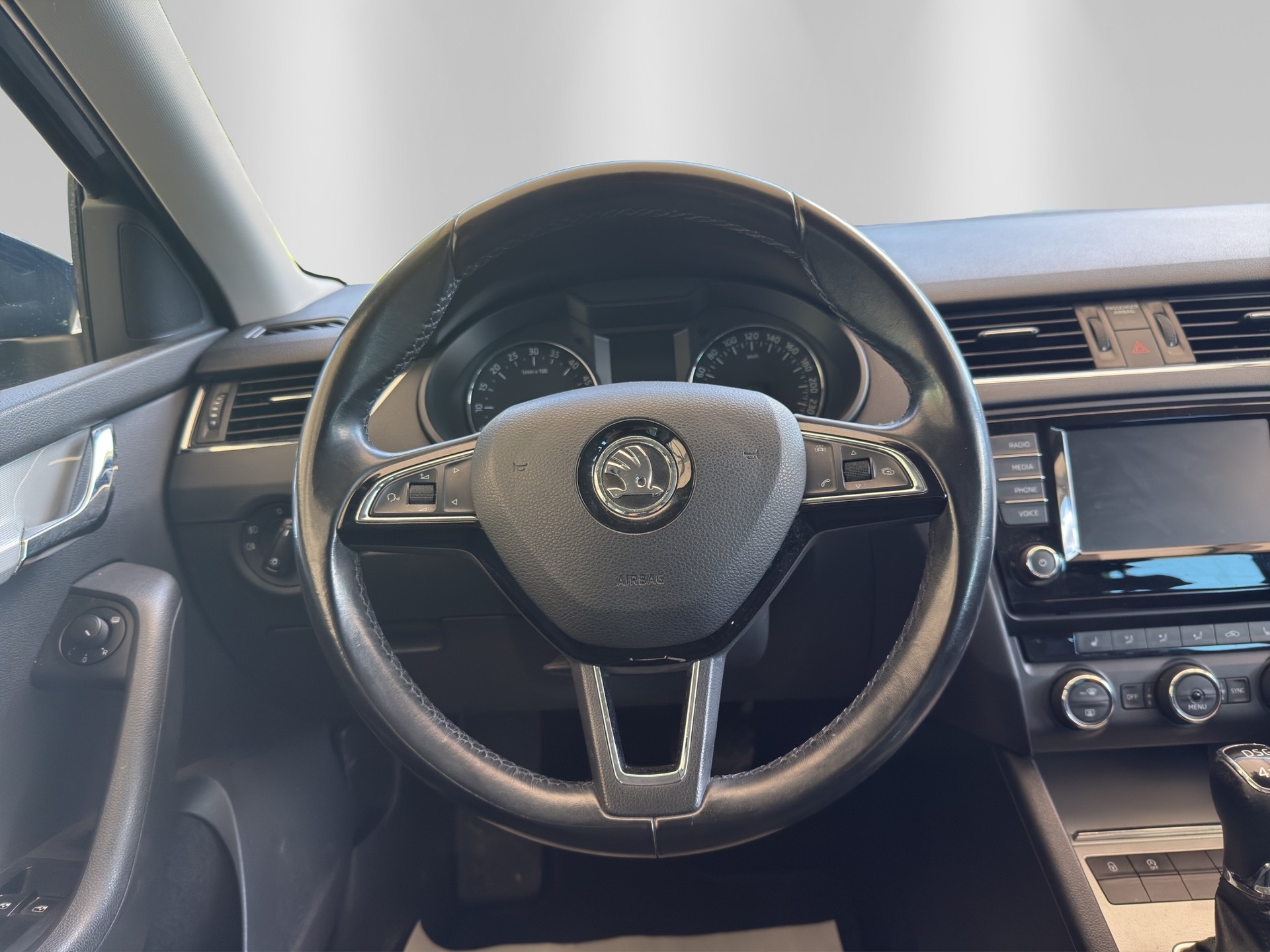 SKODA Octavia Combi 2.0 TDI Ambition 4x4 DSG-image-9