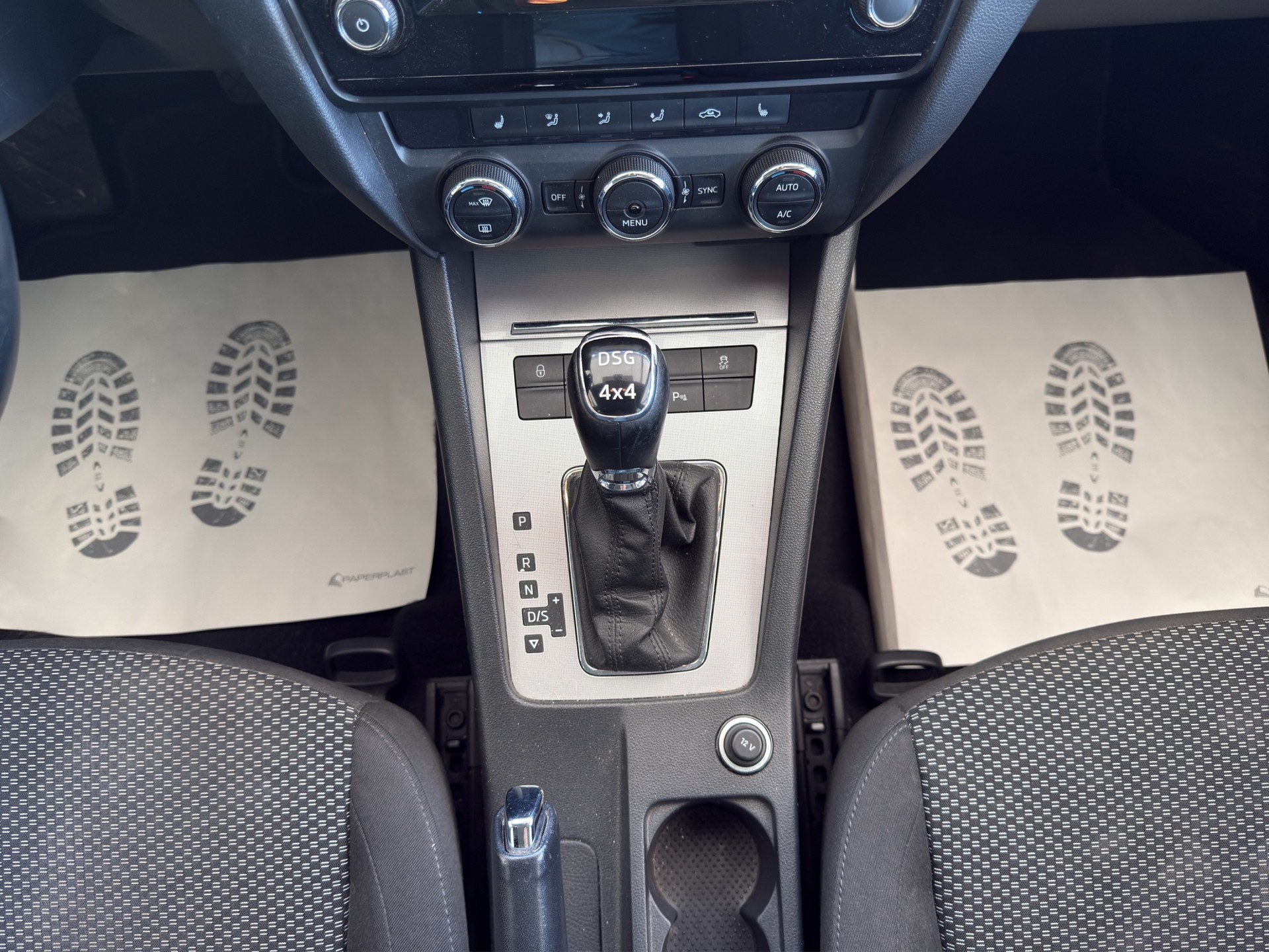 SKODA Octavia Combi 2.0 TDI Ambition 4x4 DSG-image-11