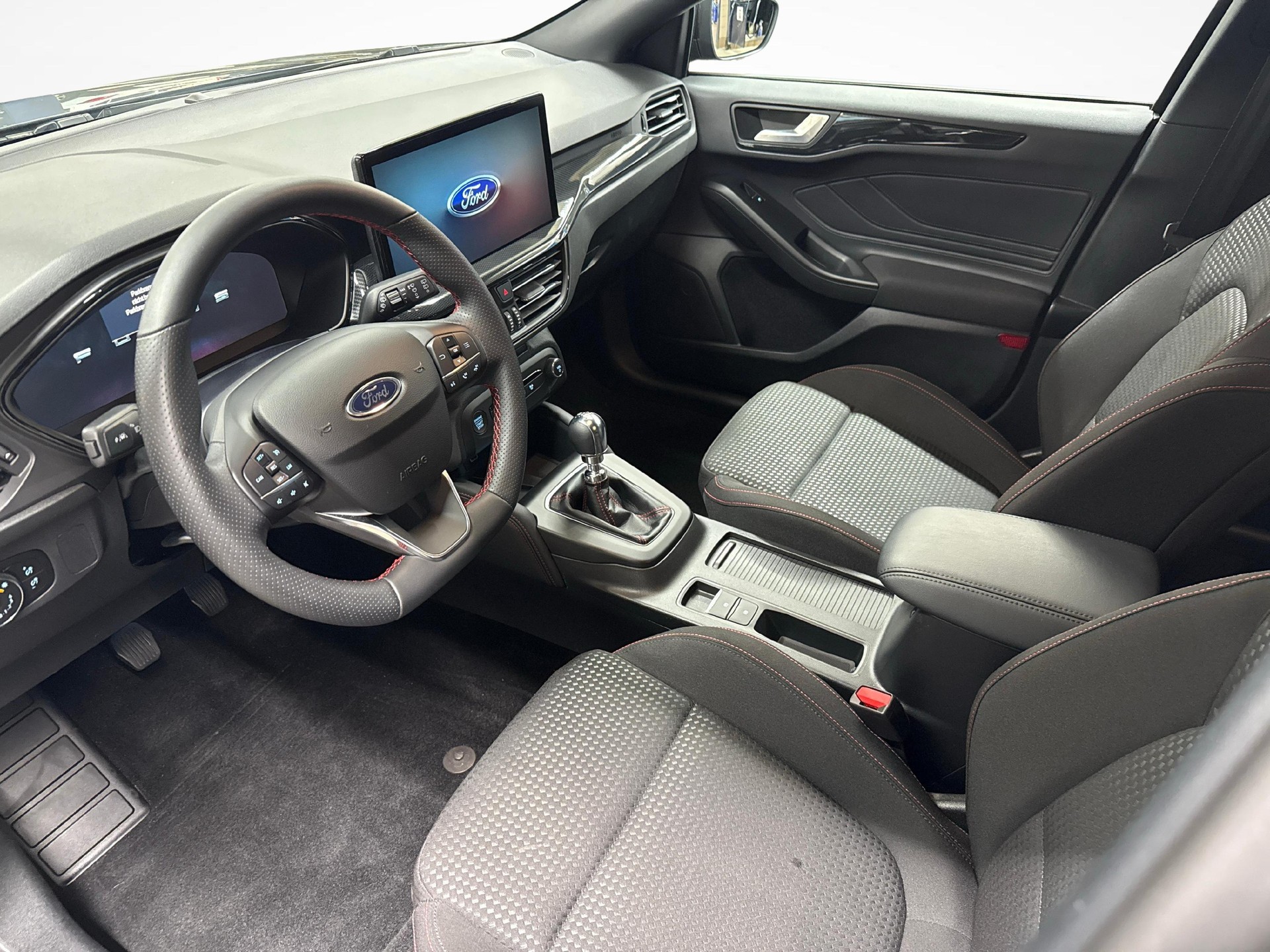 FORD Focus Station Wagon 1.0i EcoB Hybrid 125 ST-Line X-image-10
