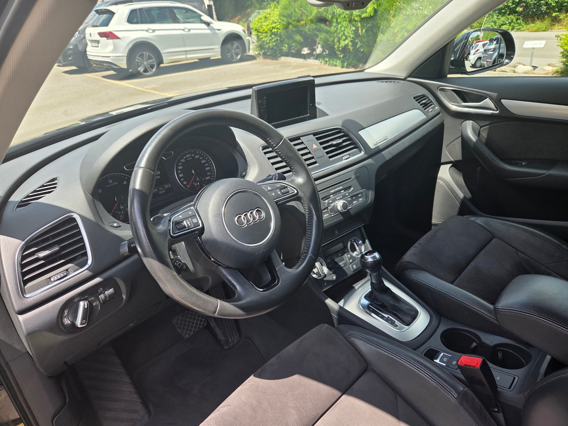 AUDI Q3 2.0 TDI quattro S-tronic-image-9