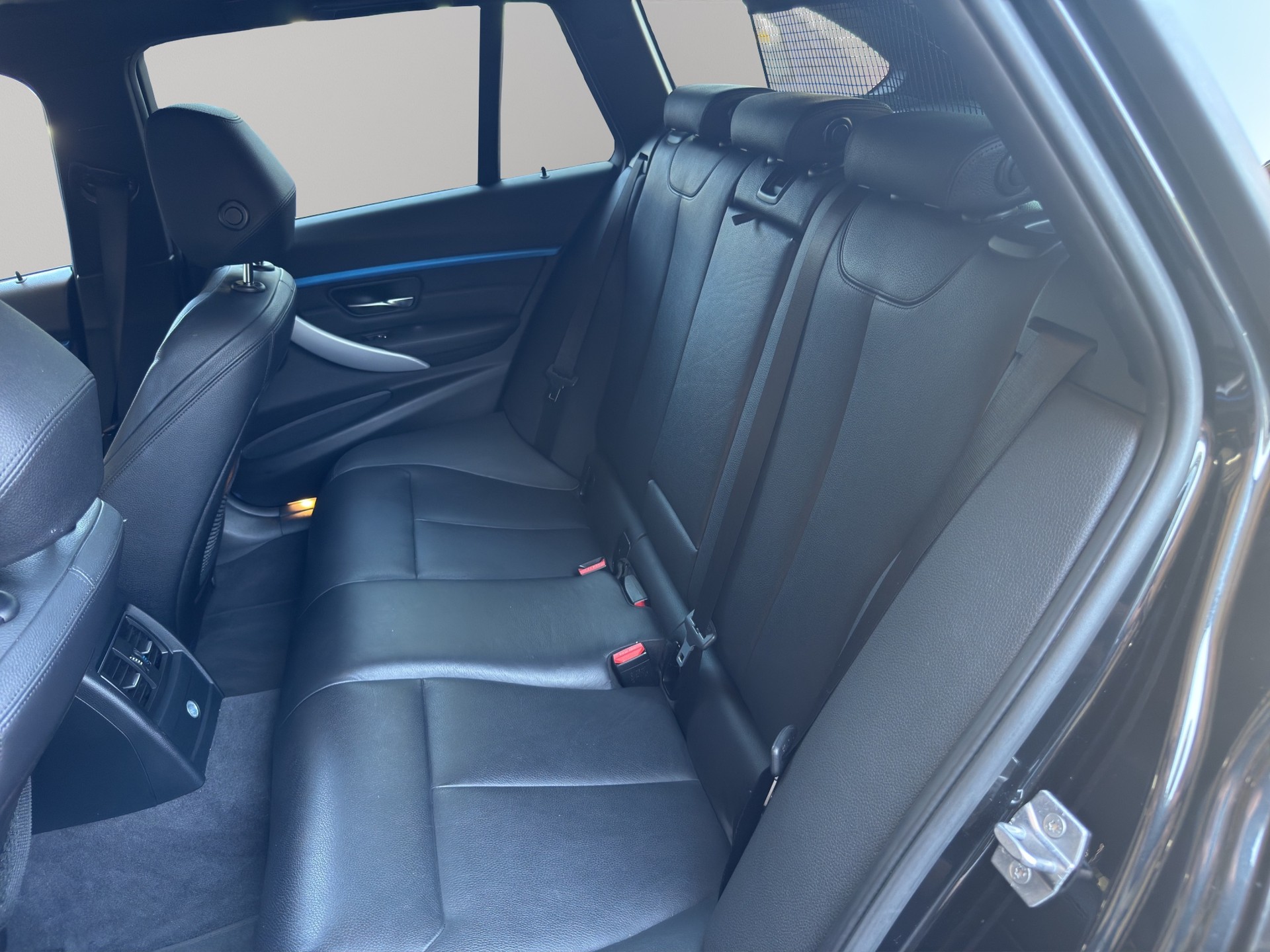 BMW 320d xDrive Touring M Sport Line Steptronic-image-14