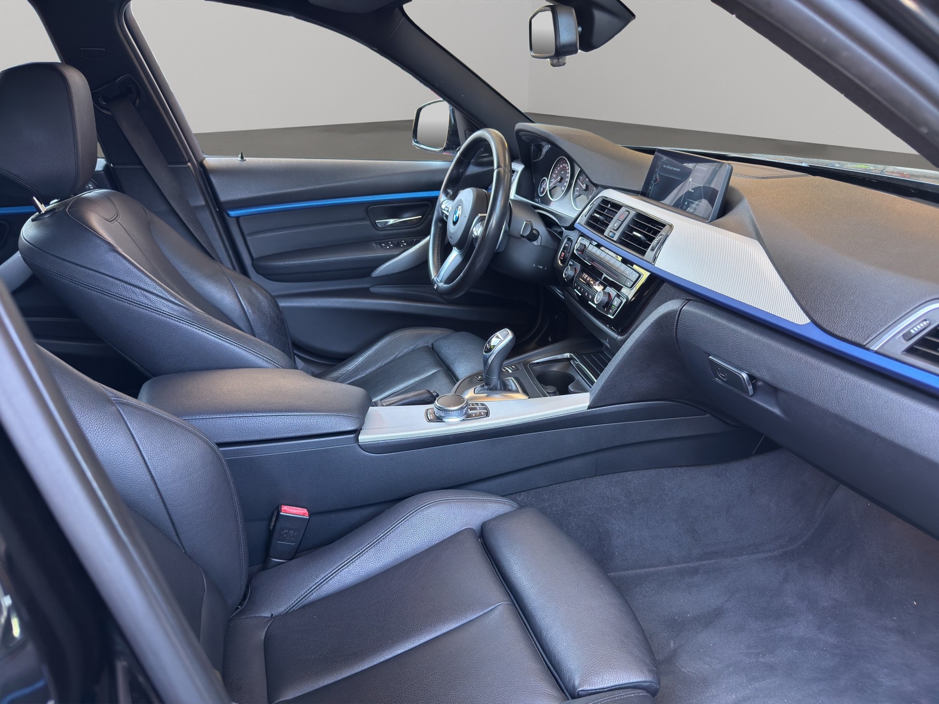 BMW 320d xDrive Touring M Sport Line Steptronic-image-13