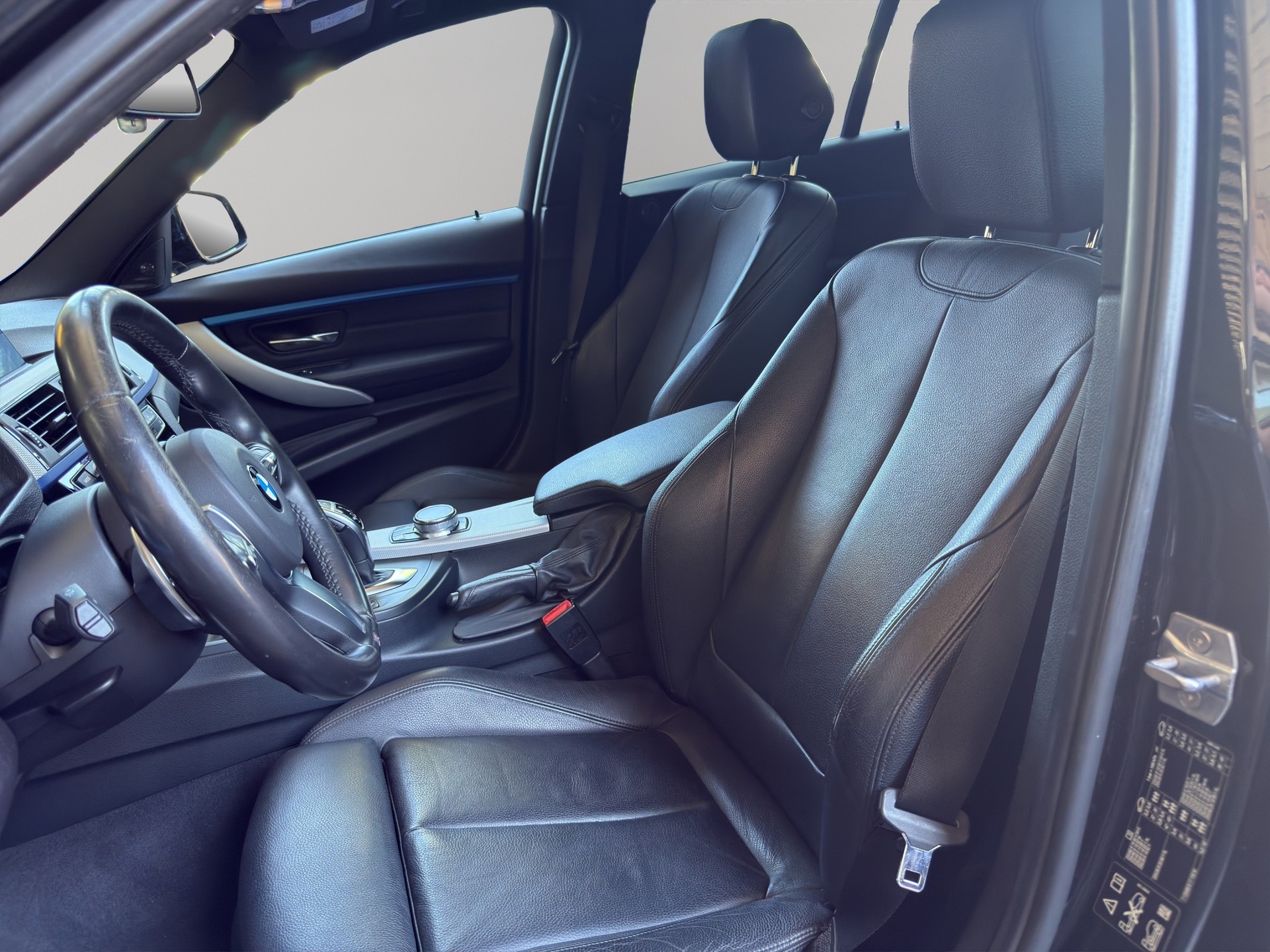BMW 320d xDrive Touring M Sport Line Steptronic-image-12