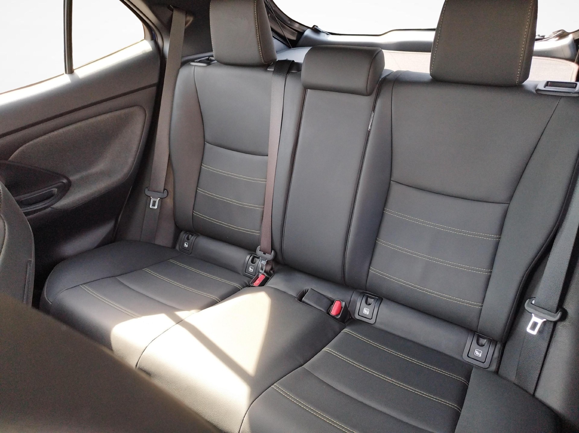TOYOTA Yaris Cross 1.5 VVT-i HSD Premiere Edition AWD-i-image-9