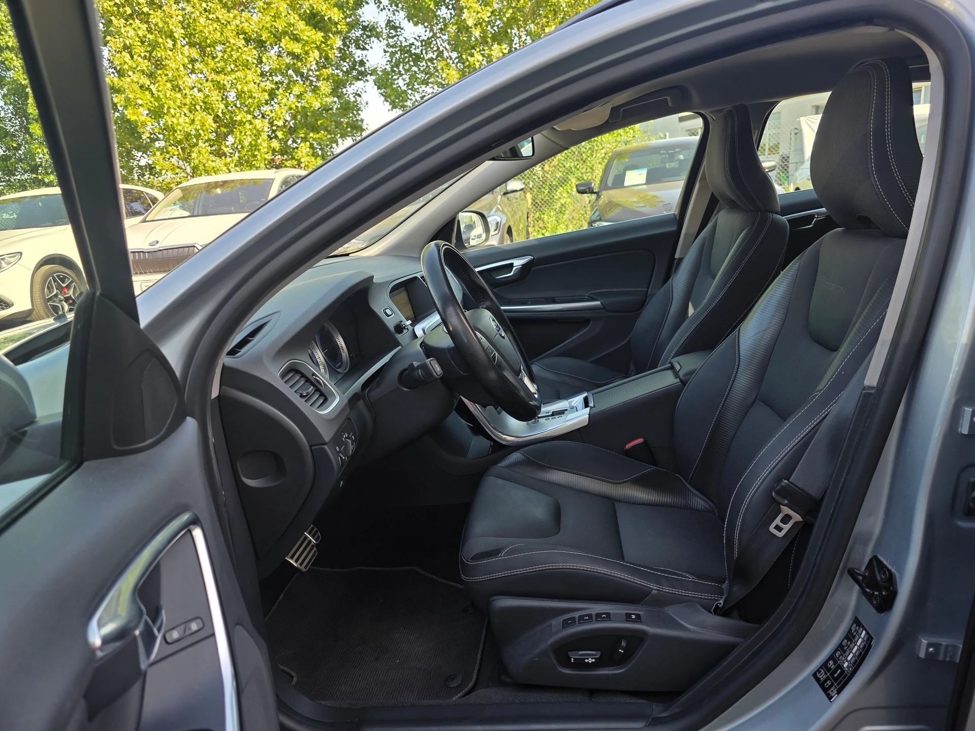 VOLVO V60 D5 AWD R-Design Geartronic * CH-Fahrzeug * 230PS * inkl. Garantie *-image-6