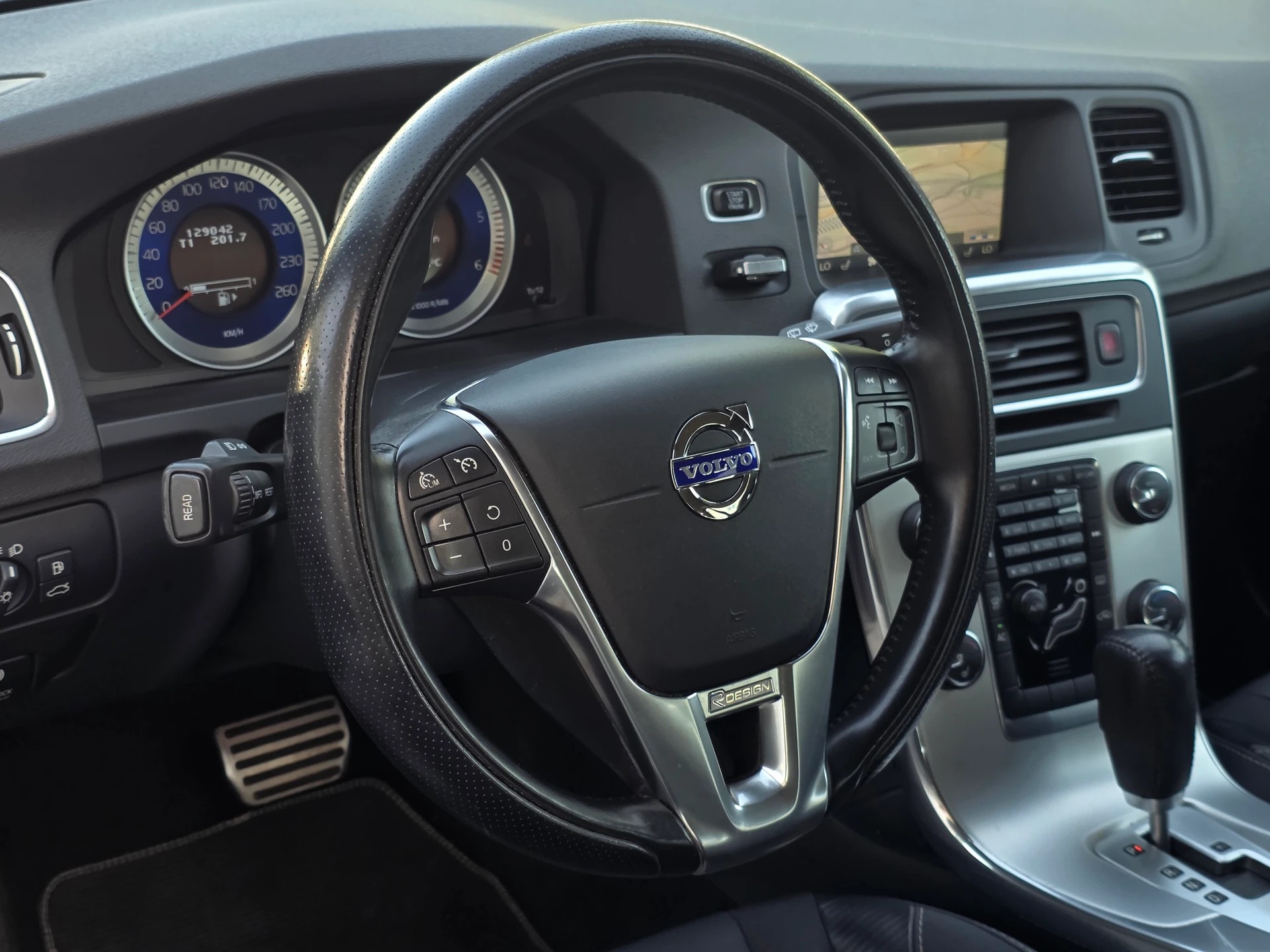 VOLVO V60 D5 AWD R-Design Geartronic * CH-Fahrzeug * 230PS * inkl. Garantie *-image-9