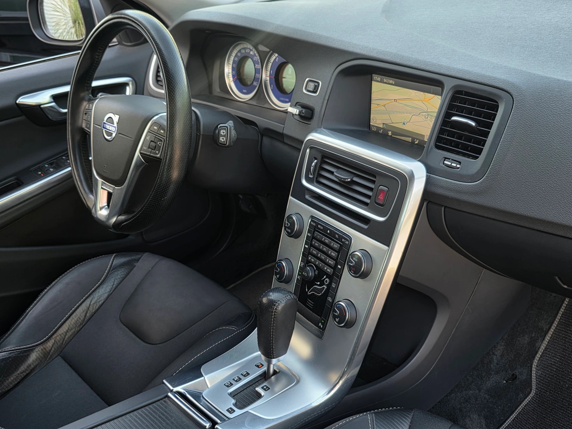 VOLVO V60 D5 AWD R-Design Geartronic * CH-Fahrzeug * 230PS * inkl. Garantie *-image-17