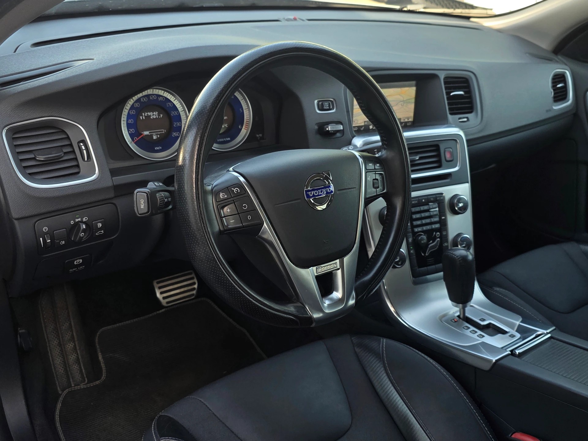 VOLVO V60 D5 AWD R-Design Geartronic * CH-Fahrzeug * 230PS * inkl. Garantie *-image-8