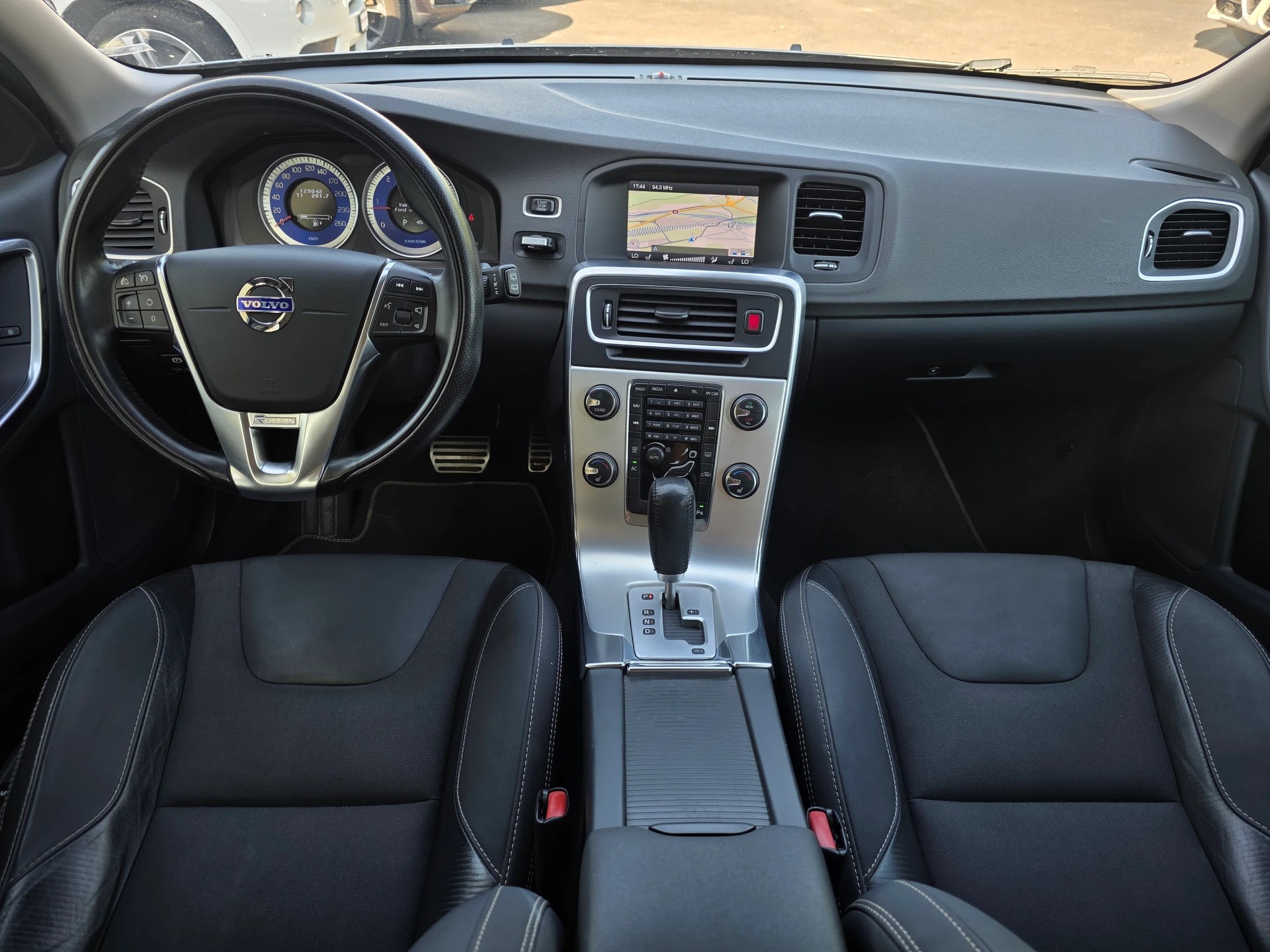 VOLVO V60 D5 AWD R-Design Geartronic * CH-Fahrzeug * 230PS * inkl. Garantie *-image-11