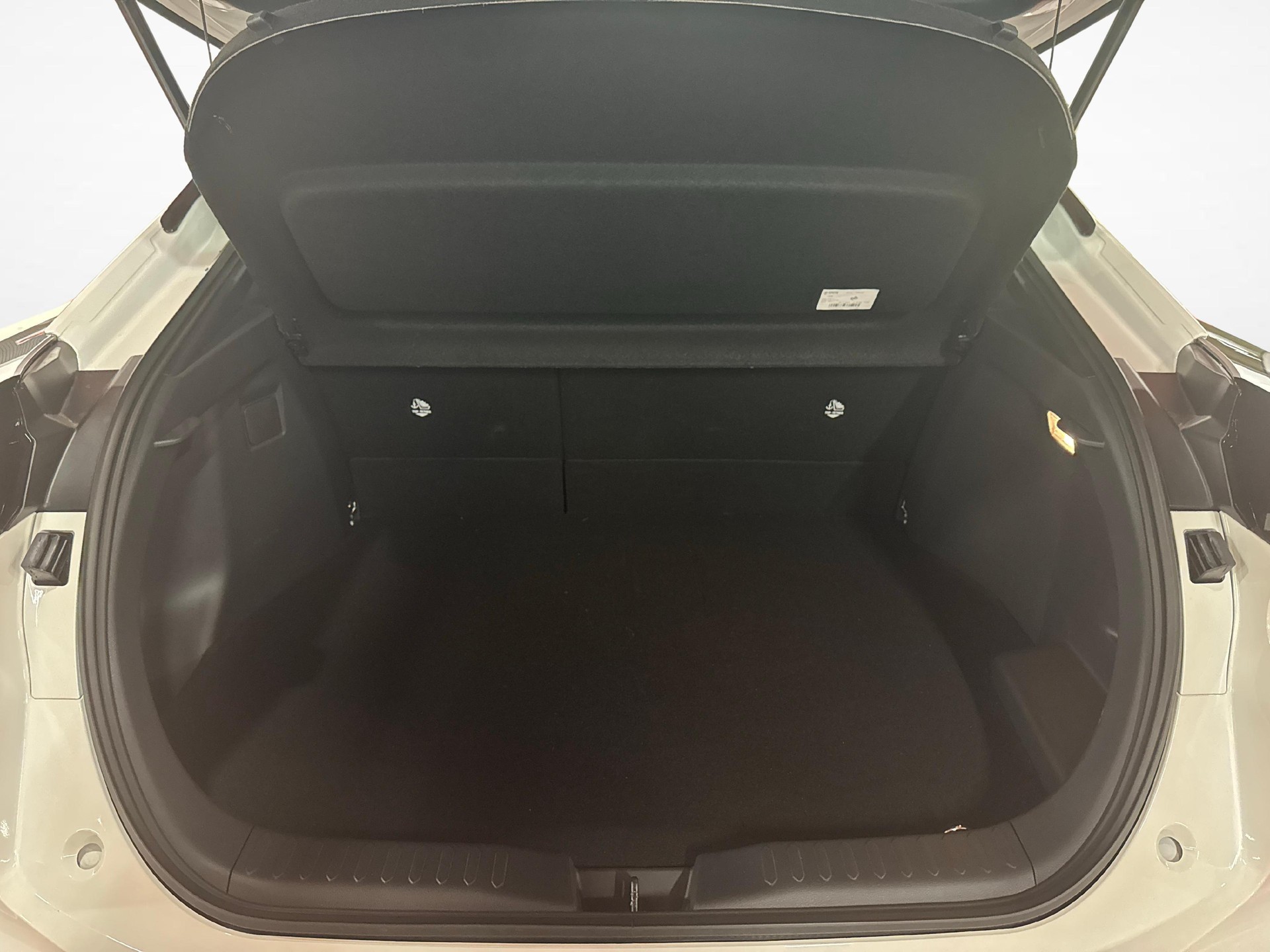 TOYOTA C-HR 2.0 PHEV Swiss Edition-image-4