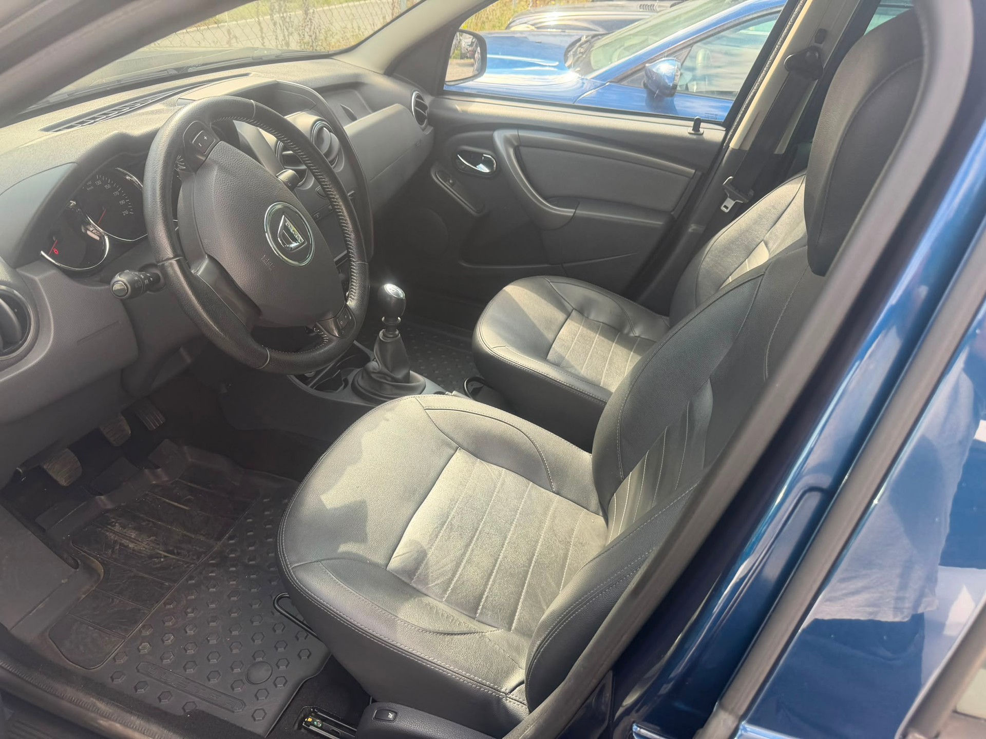 DACIA Duster 1.2 T Lauréate 4x4-image-4