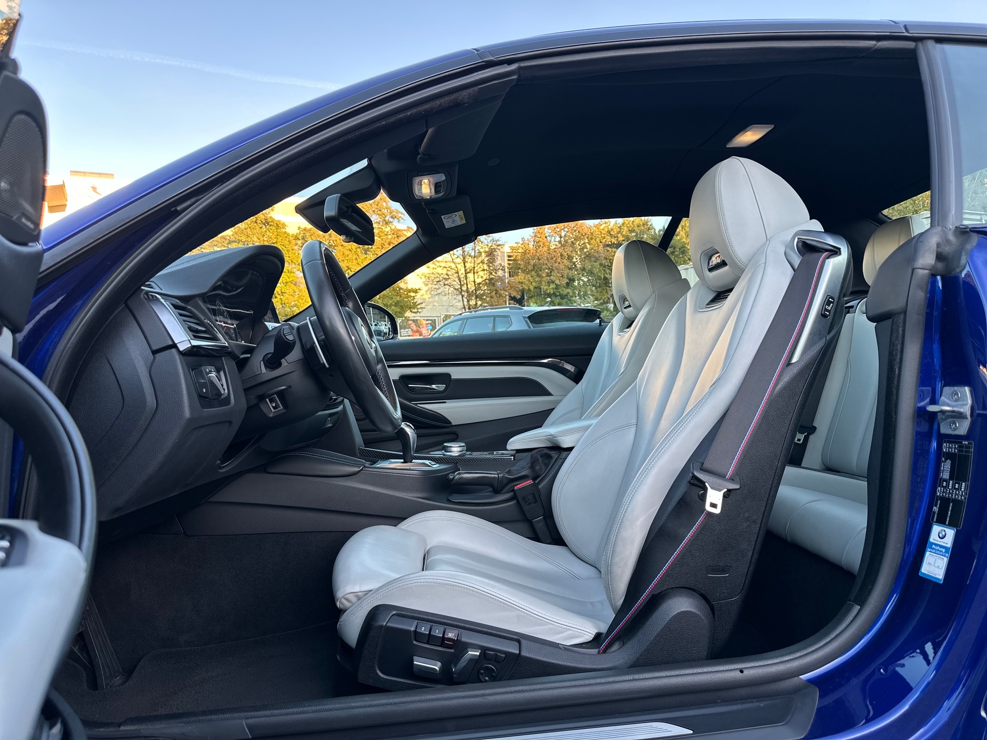 BMW M4 Cabriolet Drivelogic M Competition ° Einzelstück ° San Marino Blau ° Innen Weiss °-image-12