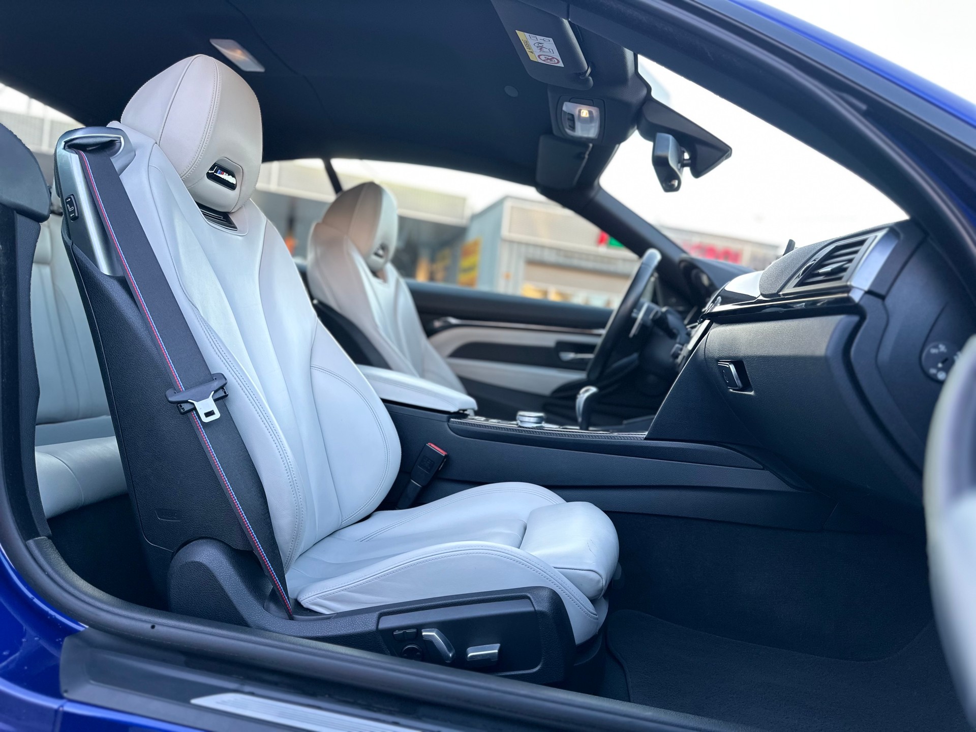 BMW M4 Cabriolet Drivelogic M Competition ° Einzelstück ° San Marino Blau ° Innen Weiss °-image-13