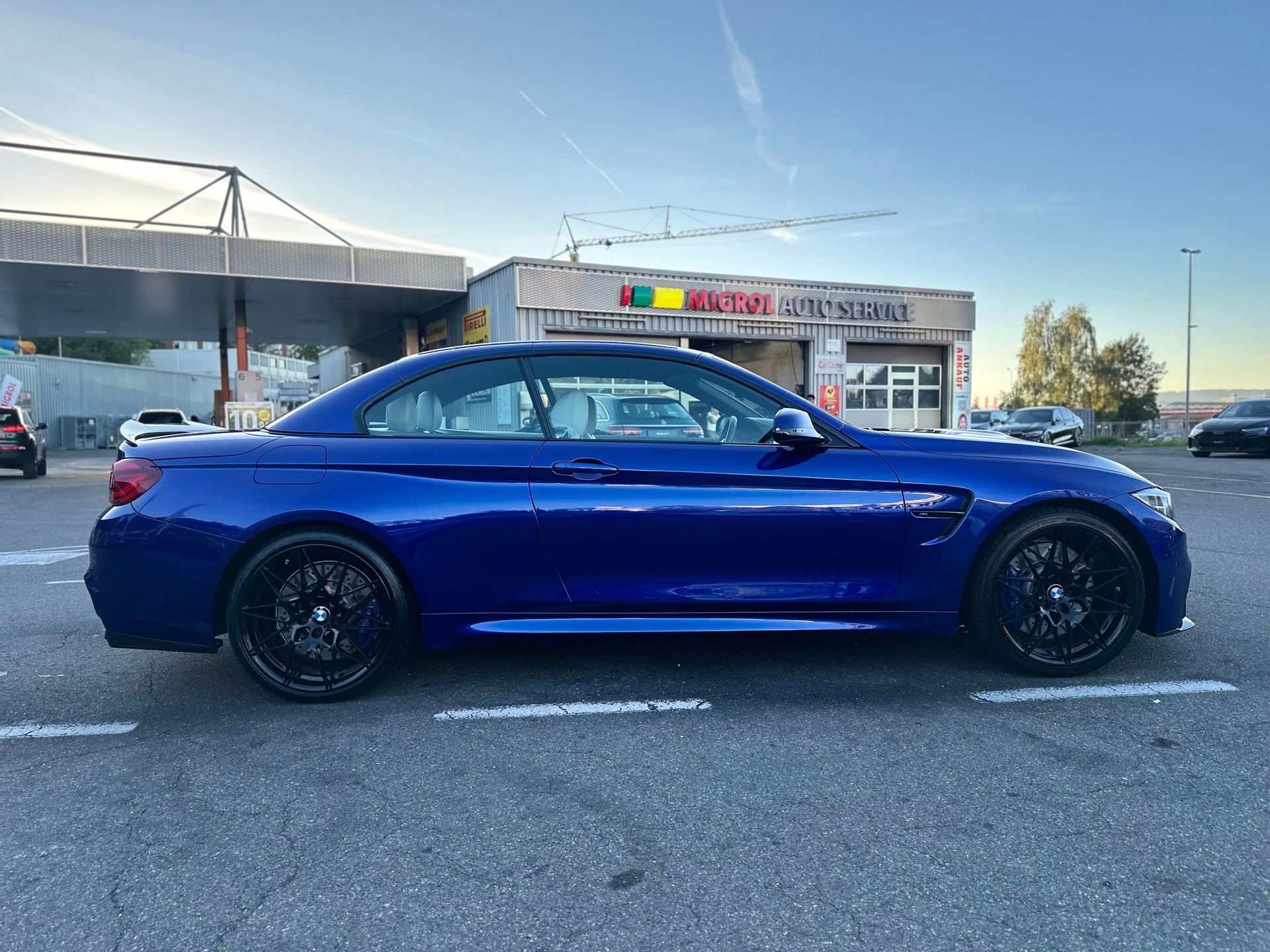 BMW M4 Cabriolet Drivelogic M Competition ° Einzelstück ° San Marino Blau ° Innen Weiss °-image-11