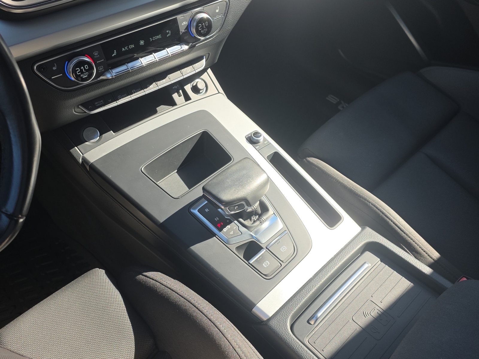 AUDI Q5 Sportback 40 TDI Blackedition quattro S-tronic-image-13