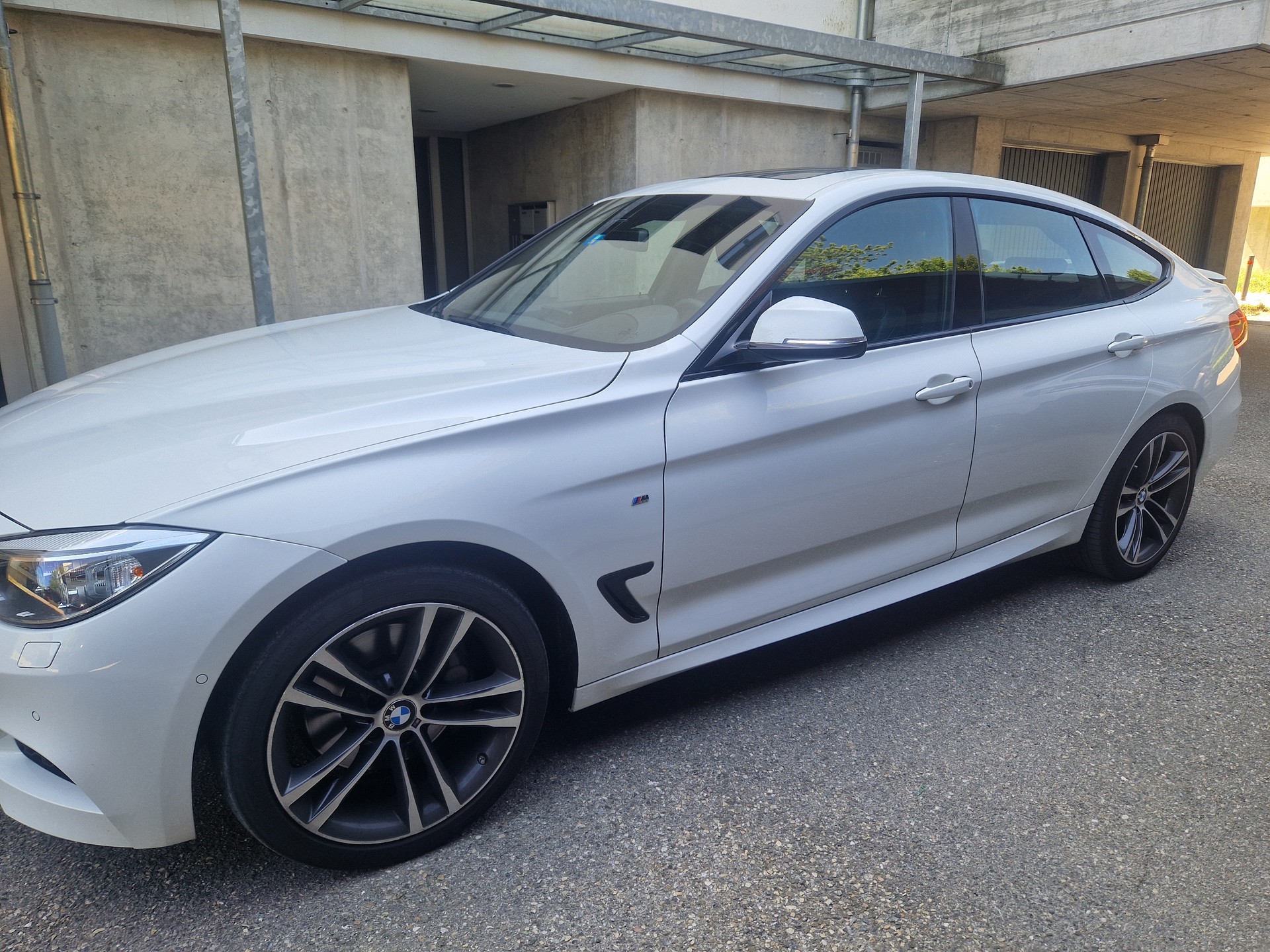 BMW 335i GT xDrive M Sport Line Steptronic-image-3