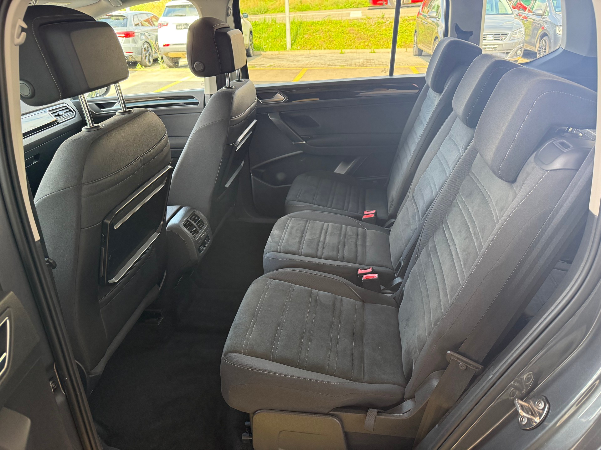 VW Touran 2.0 TDI SCR Highline DSG-image-9