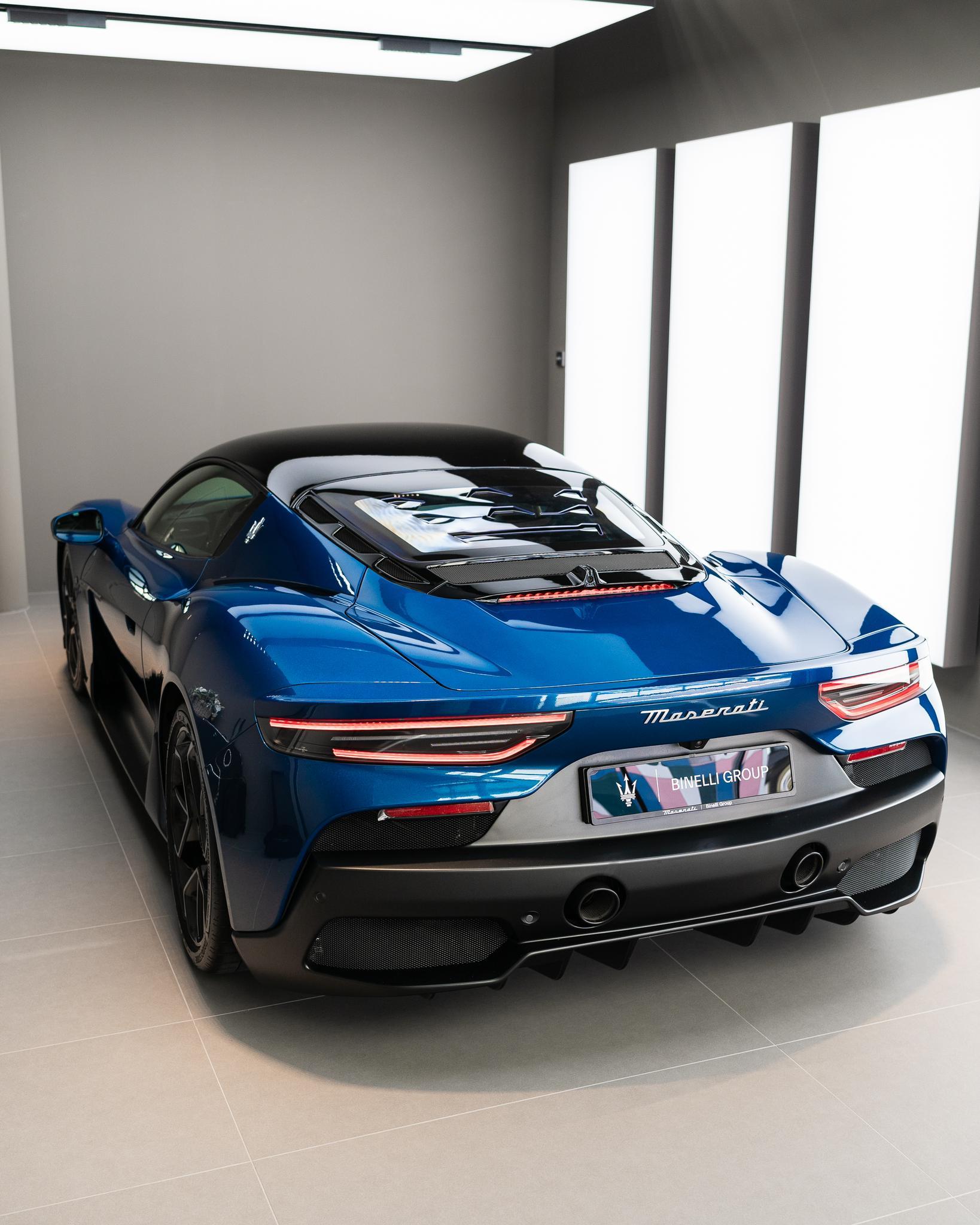 MASERATI MC20-showroom-element-1