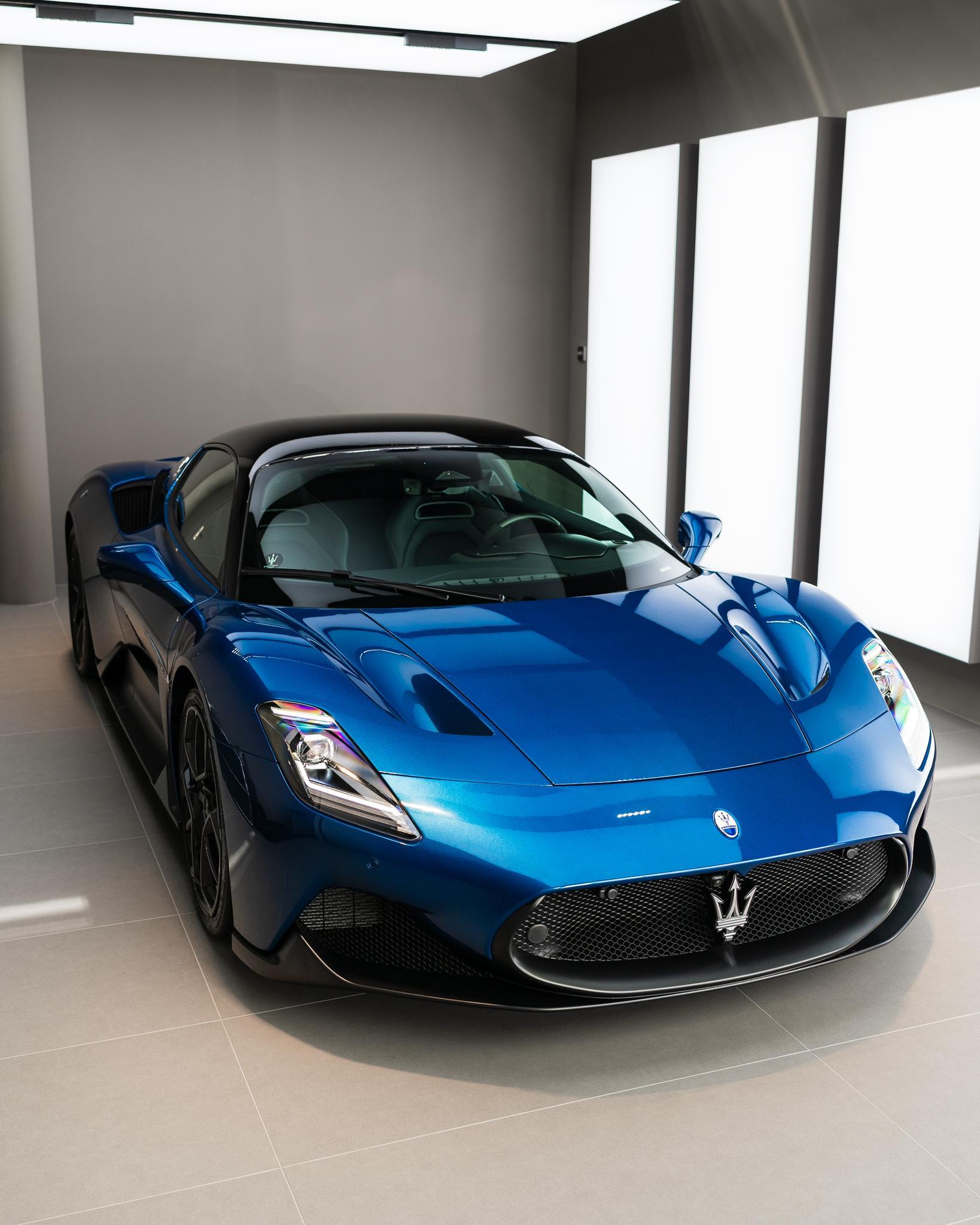 MASERATI MC20-showroom-element-2