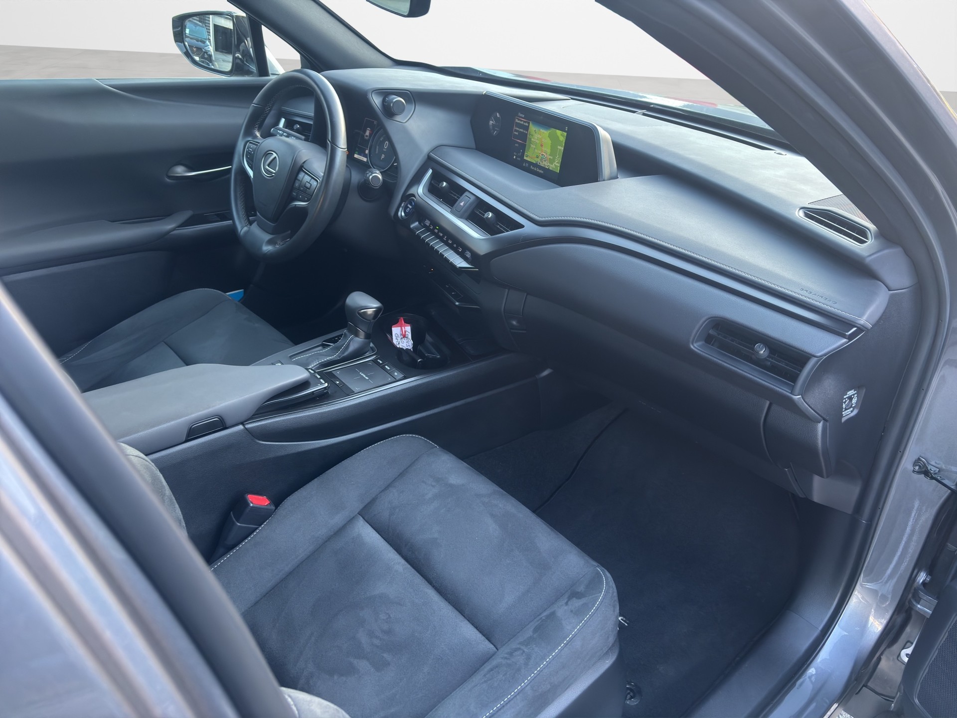 LEXUS UX 250h Attraction AWD Automatic-image-13