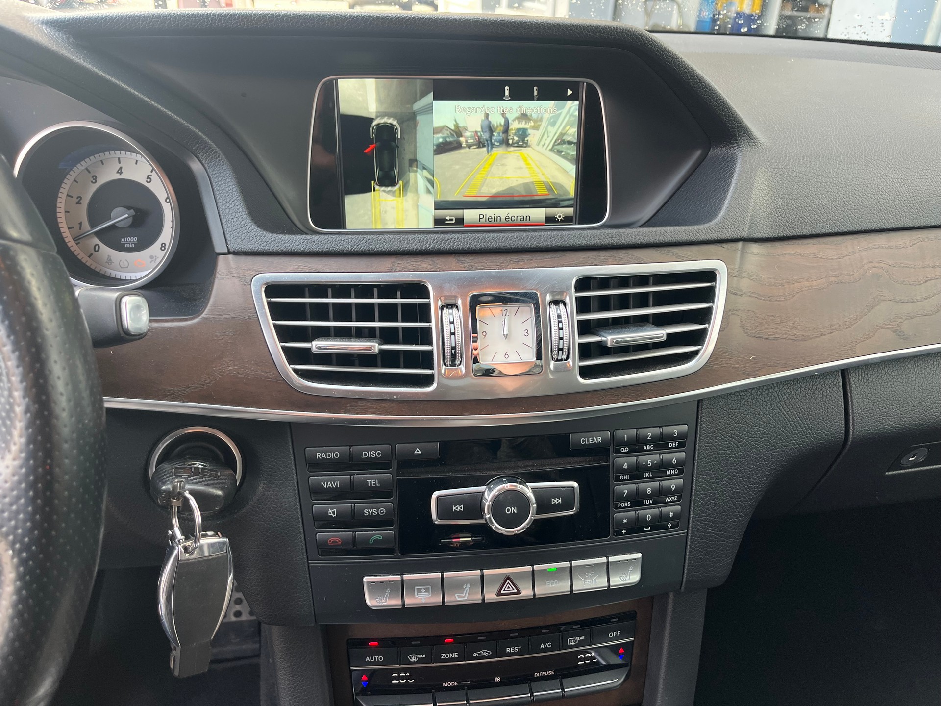 MERCEDES-BENZ E 500 Avantgarde 4Matic 7G-Tronic-image-17