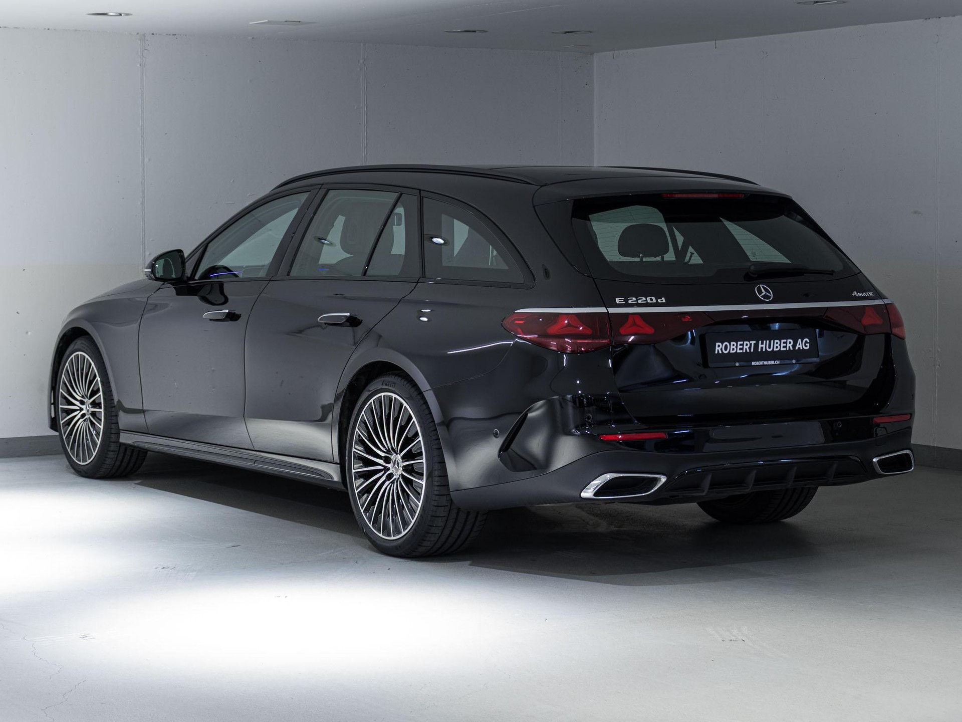 MERCEDES-BENZ E 220 d AMG Line 4matic Kombi-image-3