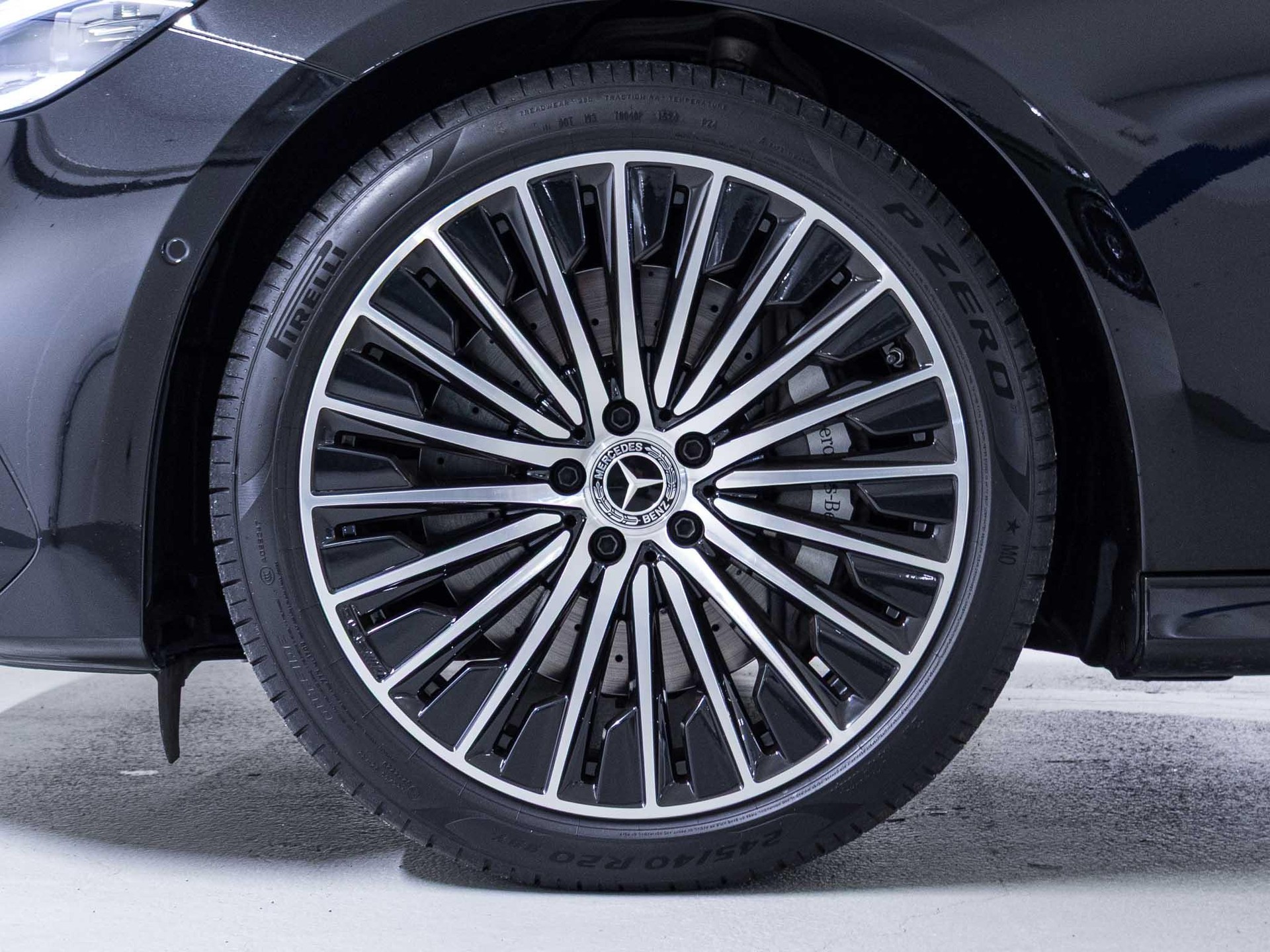 MERCEDES-BENZ E 220 d AMG Line 4matic Kombi-image-14