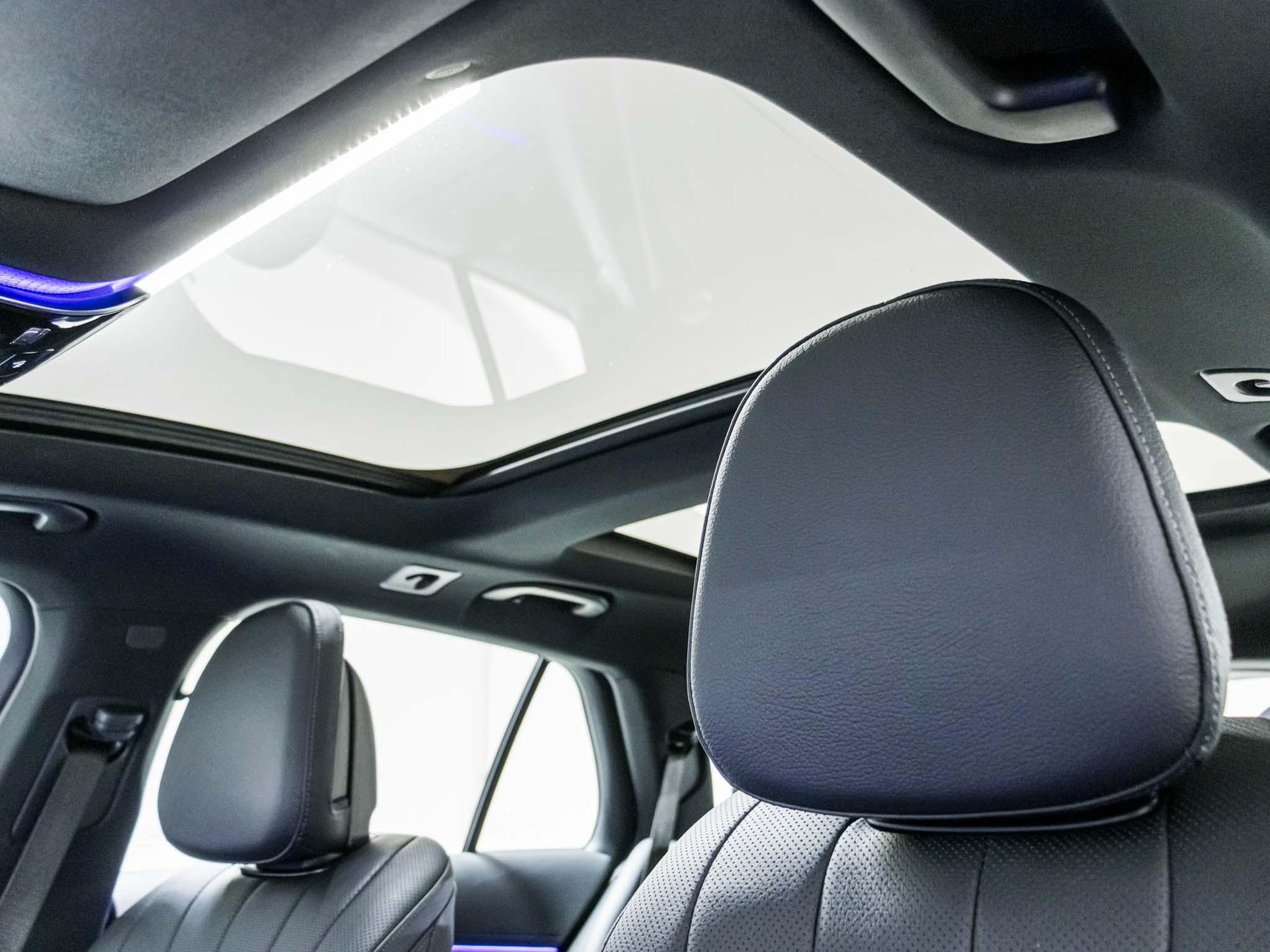 MERCEDES-BENZ E 220 d AMG Line 4matic Kombi-image-8