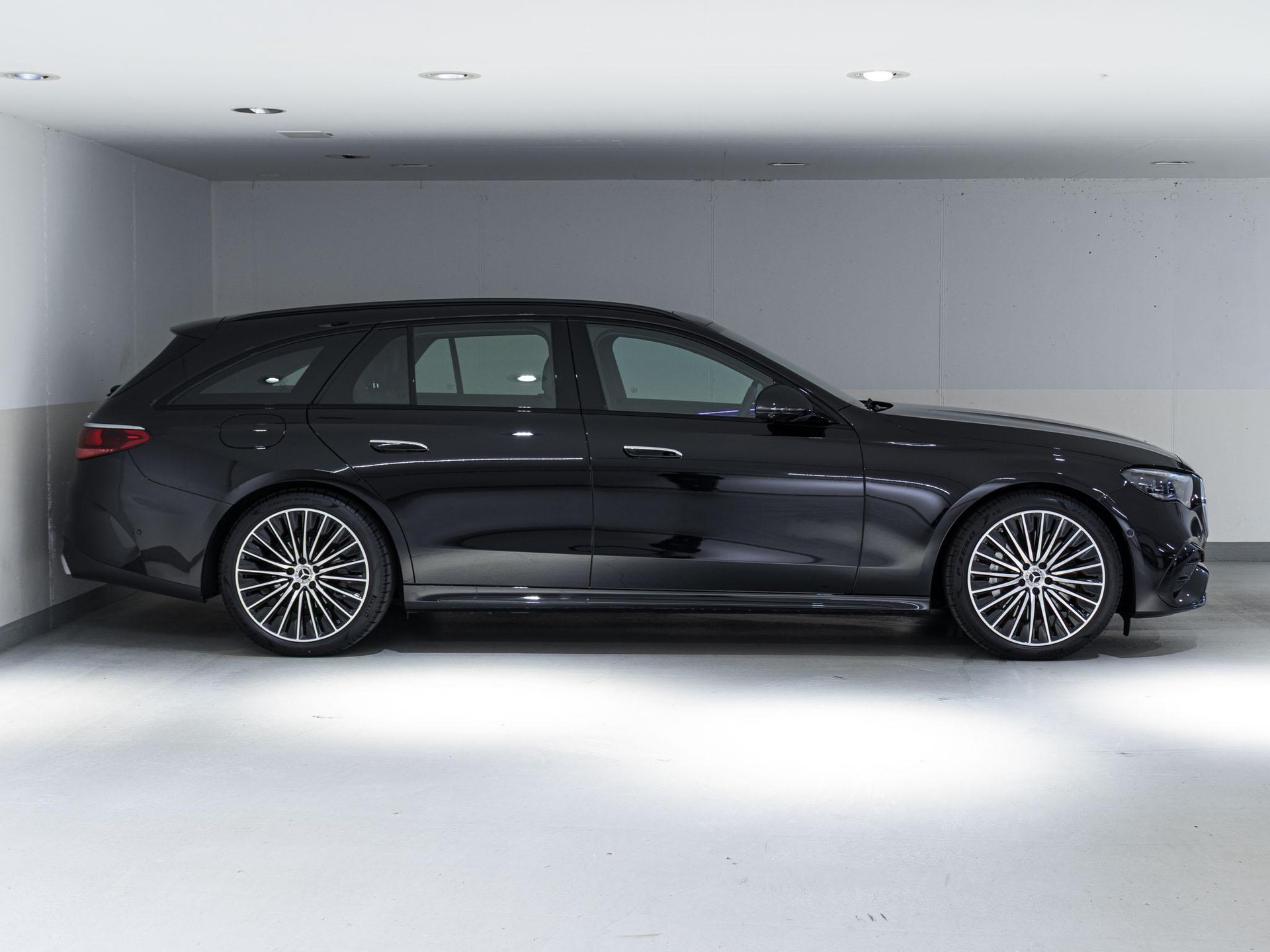 MERCEDES-BENZ E 220 d AMG Line 4matic Kombi-image-1