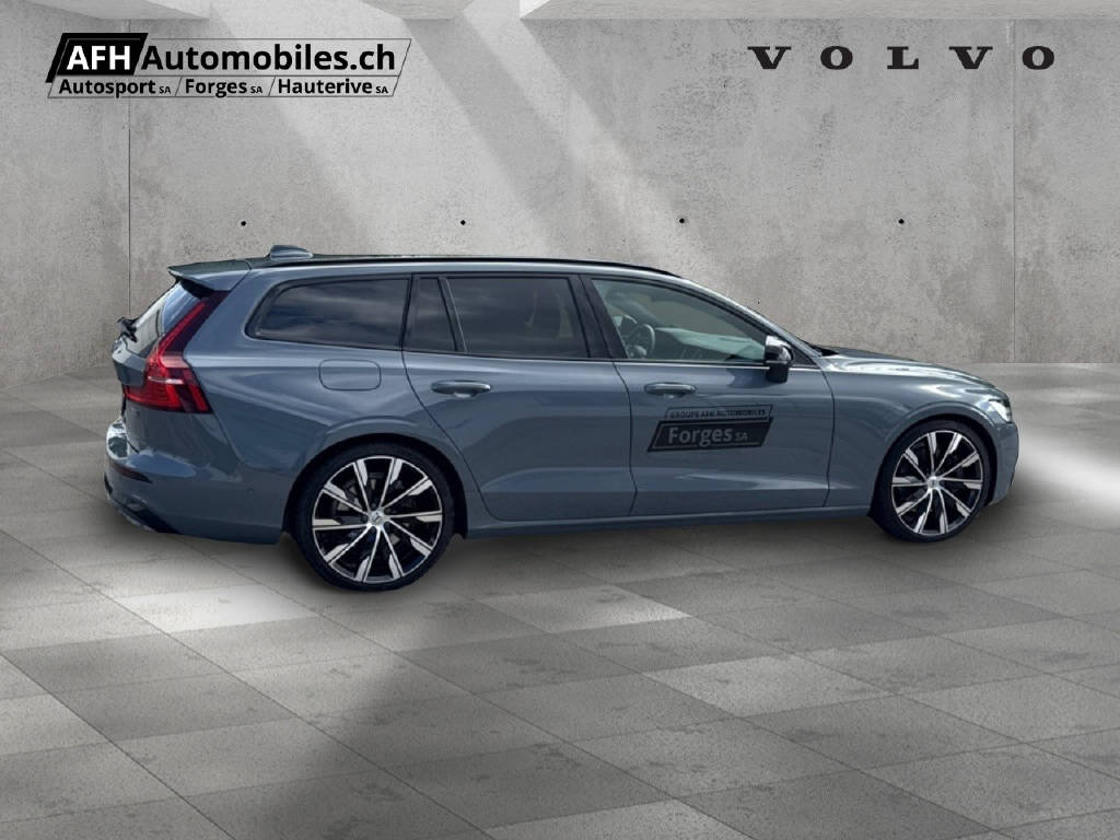 VOLVO V60 2.0 B5 Ultimate Dark AWD-image-4