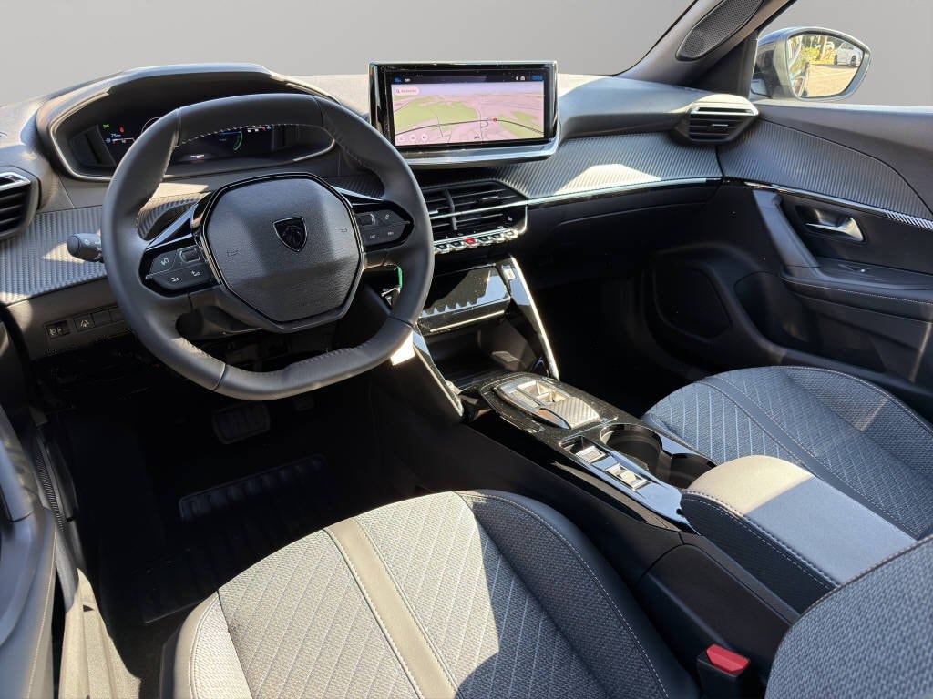 PEUGEOT 2008 1.2 Hybrid 145 Allure-image-5