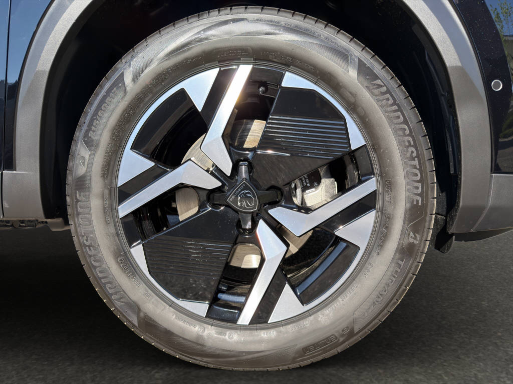 PEUGEOT 2008 1.2 Hybrid 145 Allure-image-4