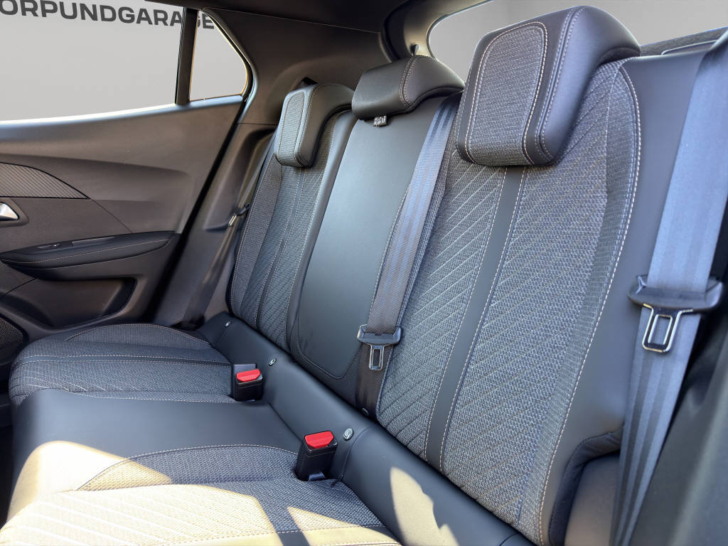 PEUGEOT 2008 1.2 Hybrid 145 Allure-image-6