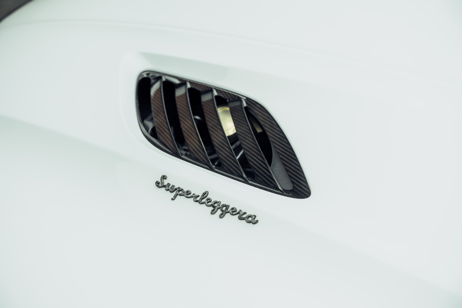 ASTON MARTIN DBS Superleggera Volante-image-17