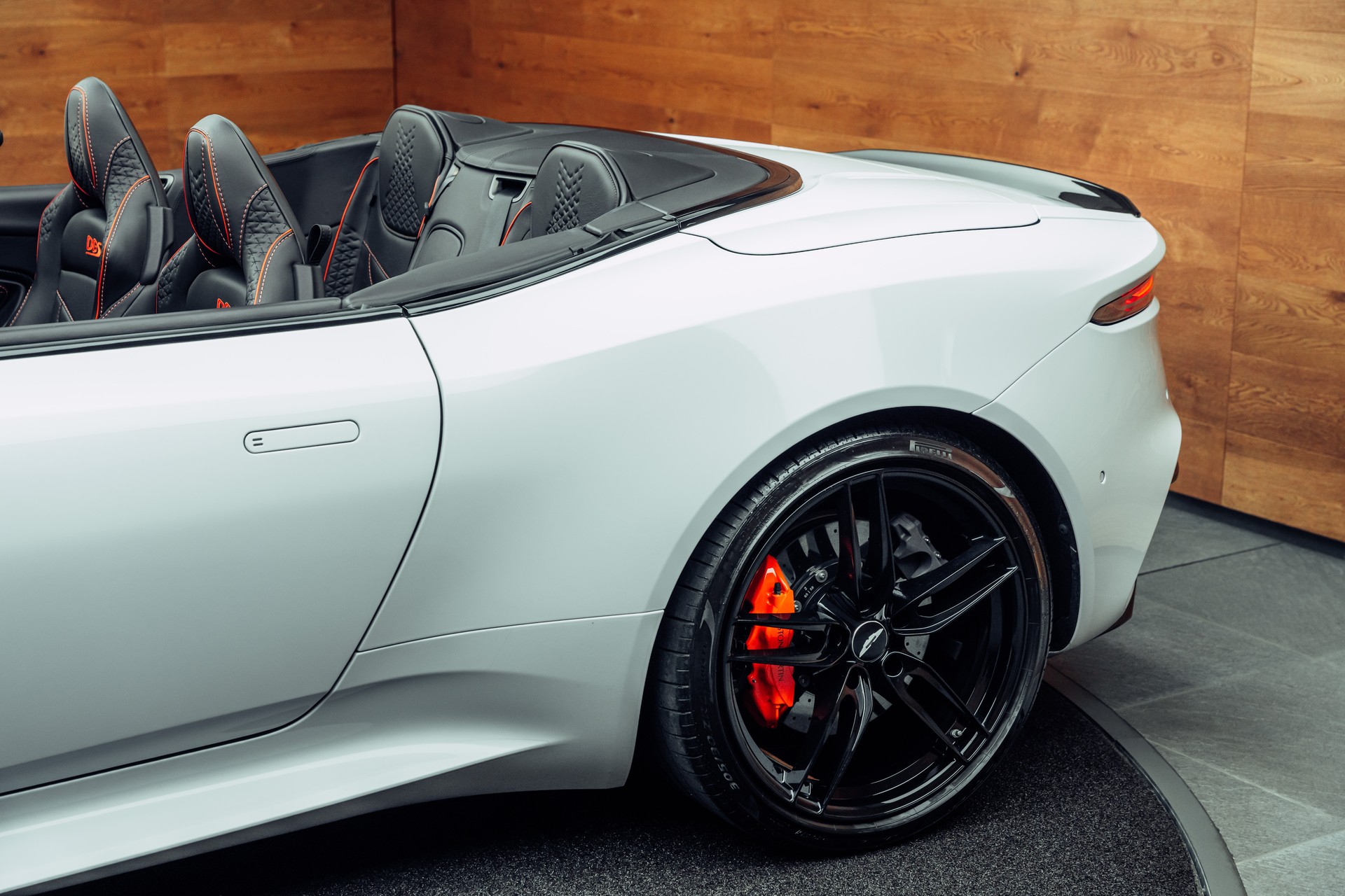 ASTON MARTIN DBS Superleggera Volante-image-29