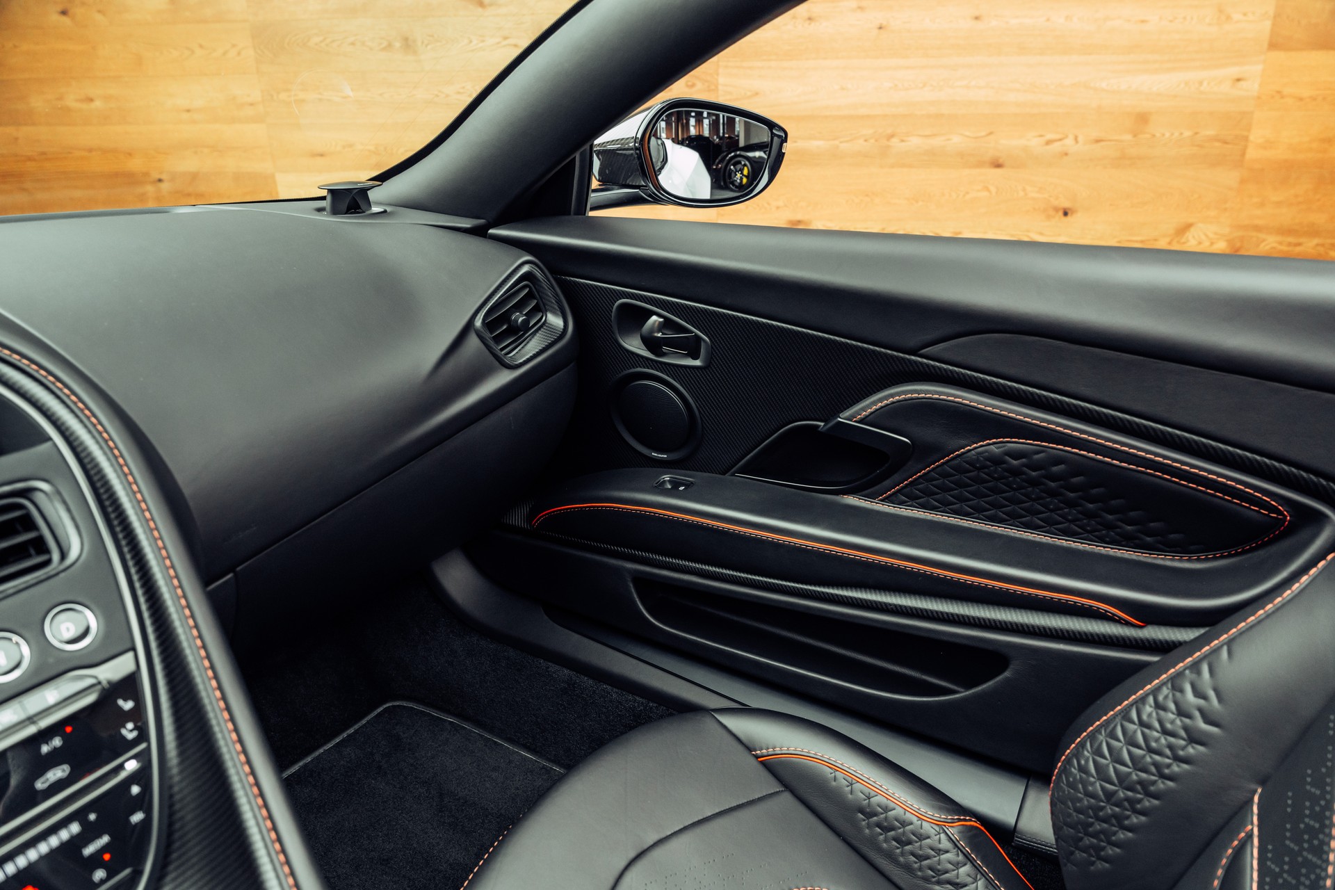 ASTON MARTIN DBS Superleggera Volante-image-14