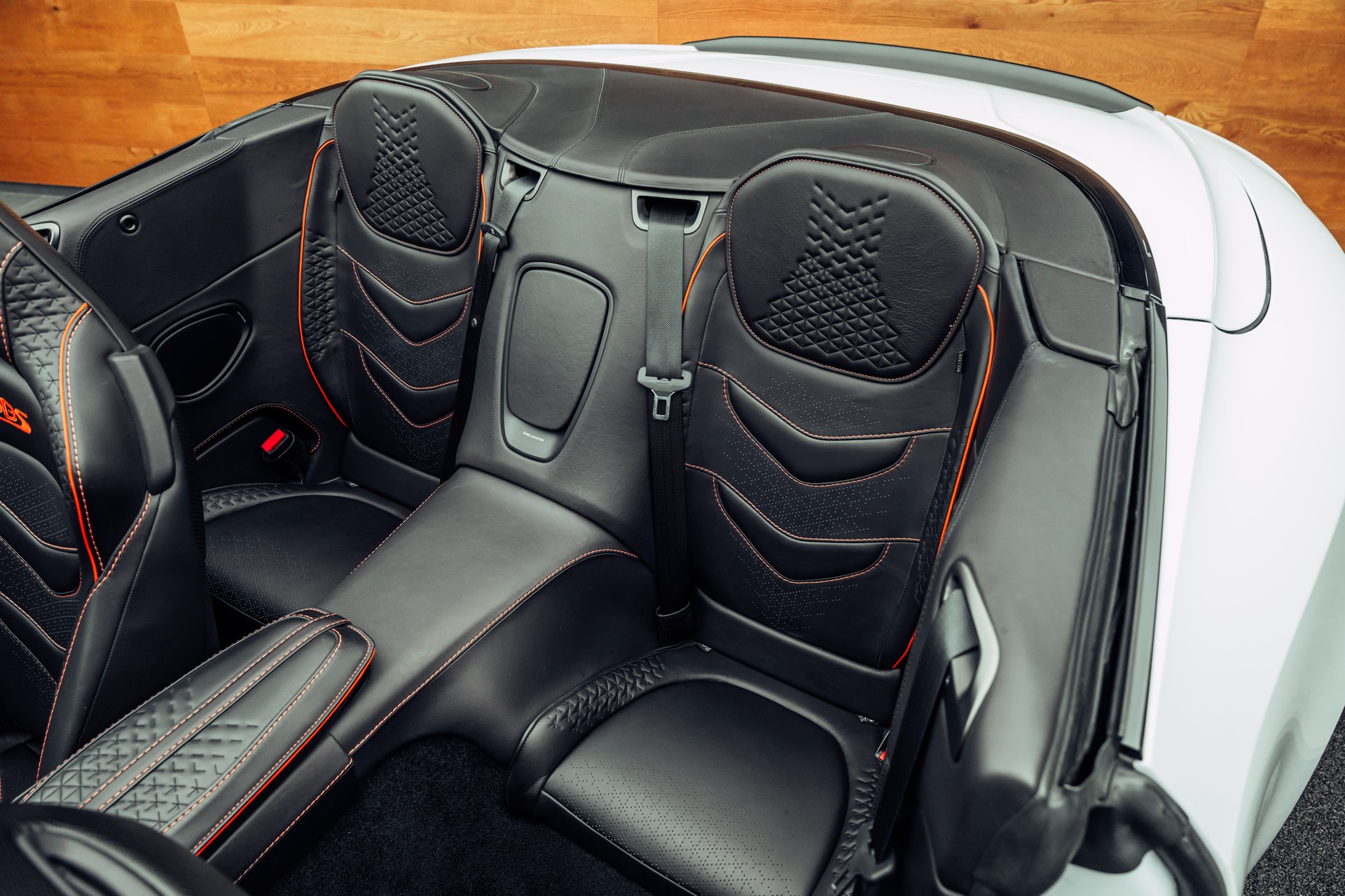 ASTON MARTIN DBS Superleggera Volante-image-8
