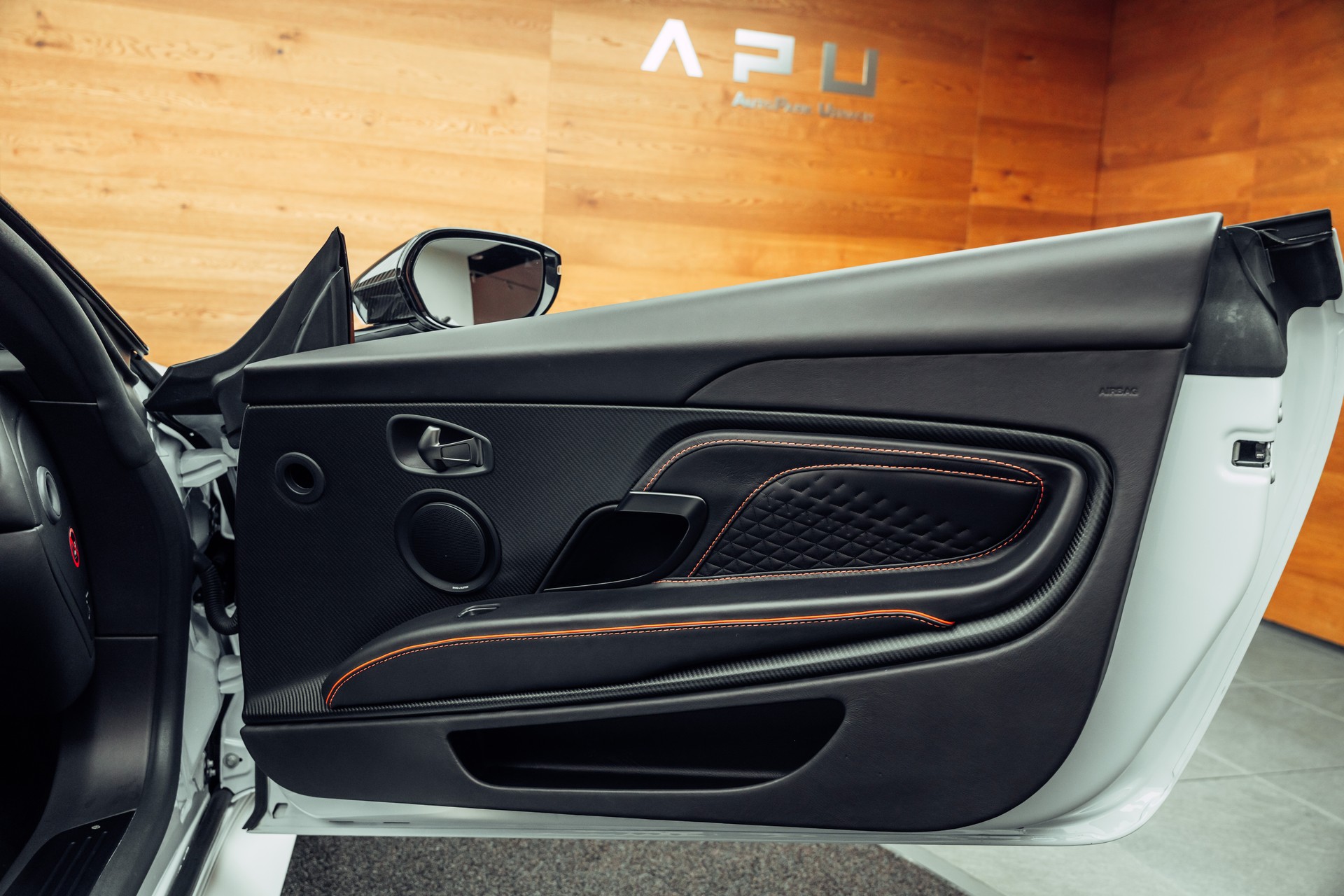 ASTON MARTIN DBS Superleggera Volante-image-25