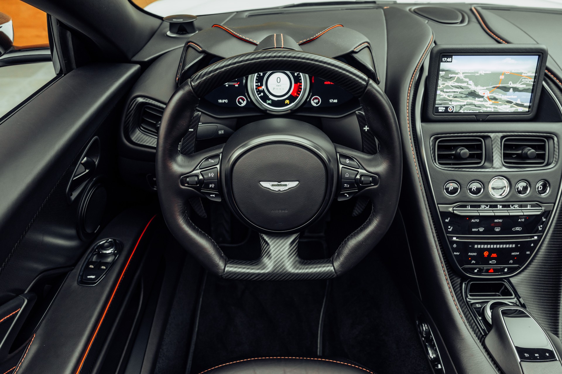 ASTON MARTIN DBS Superleggera Volante-image-7