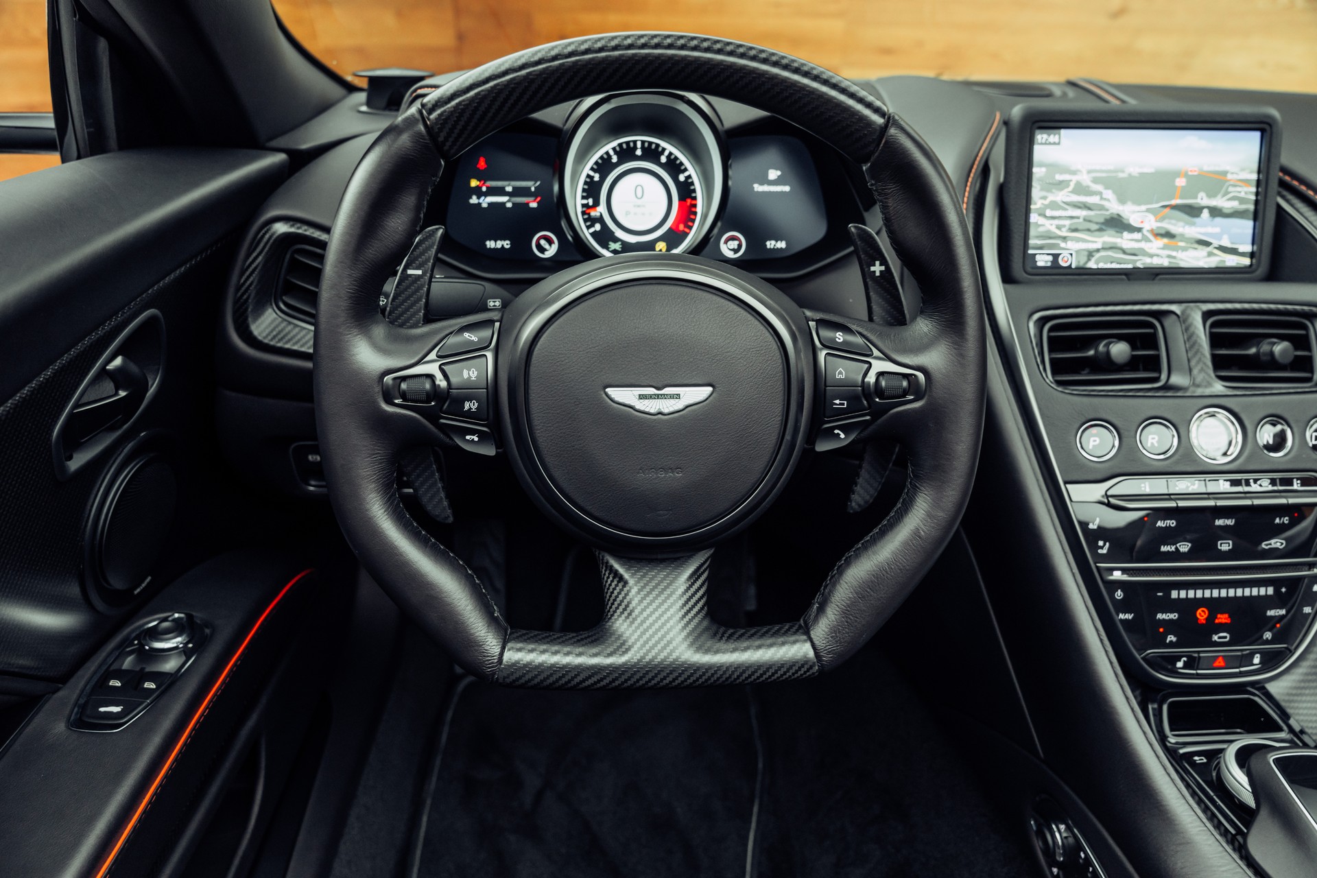 ASTON MARTIN DBS Superleggera Volante-image-13