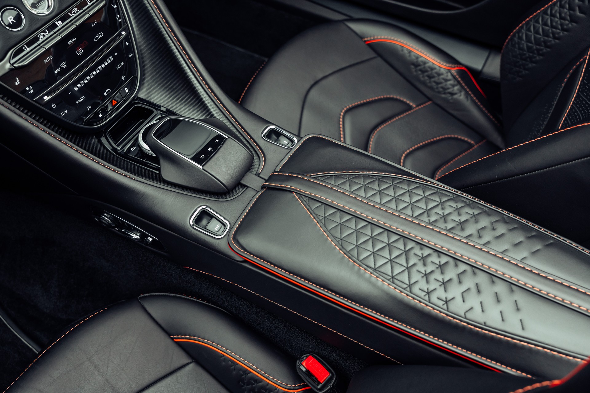 ASTON MARTIN DBS Superleggera Volante-image-9