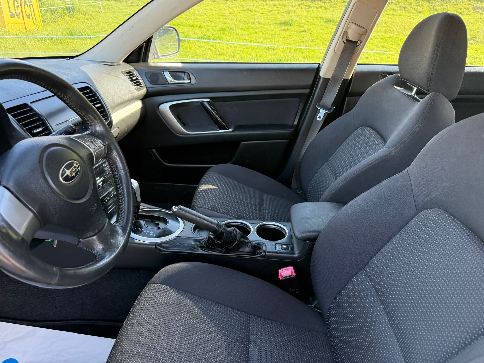 SUBARU Legacy 2.0R AWD Swiss-image-11