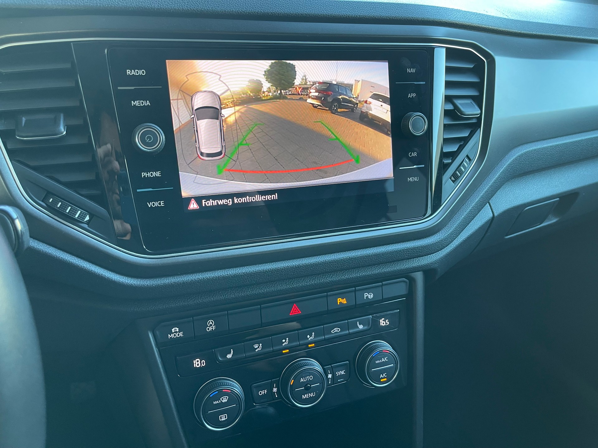 VW T-Roc 1.0 TSI Advance-image-14