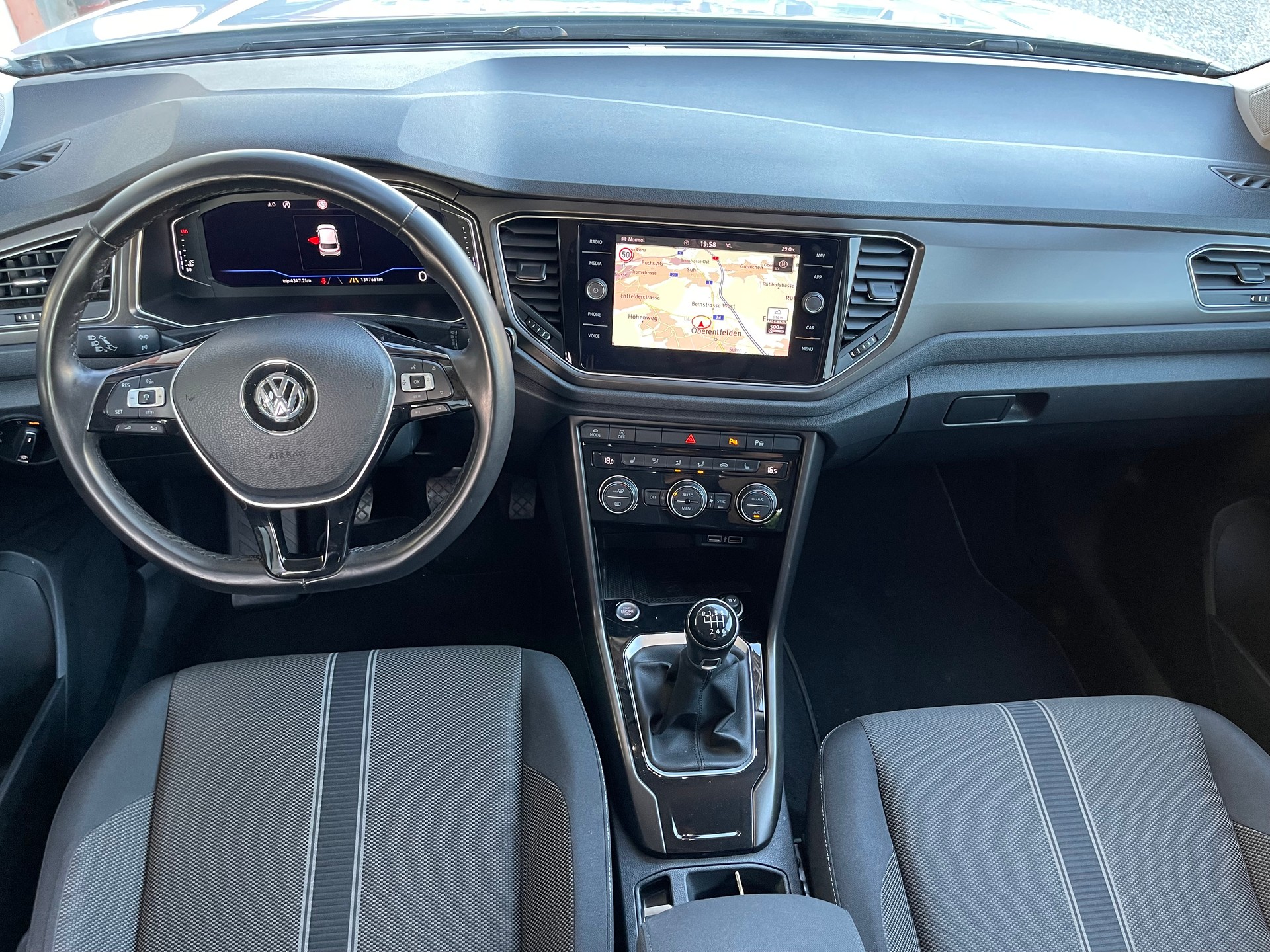 VW T-Roc 1.0 TSI Advance-image-11