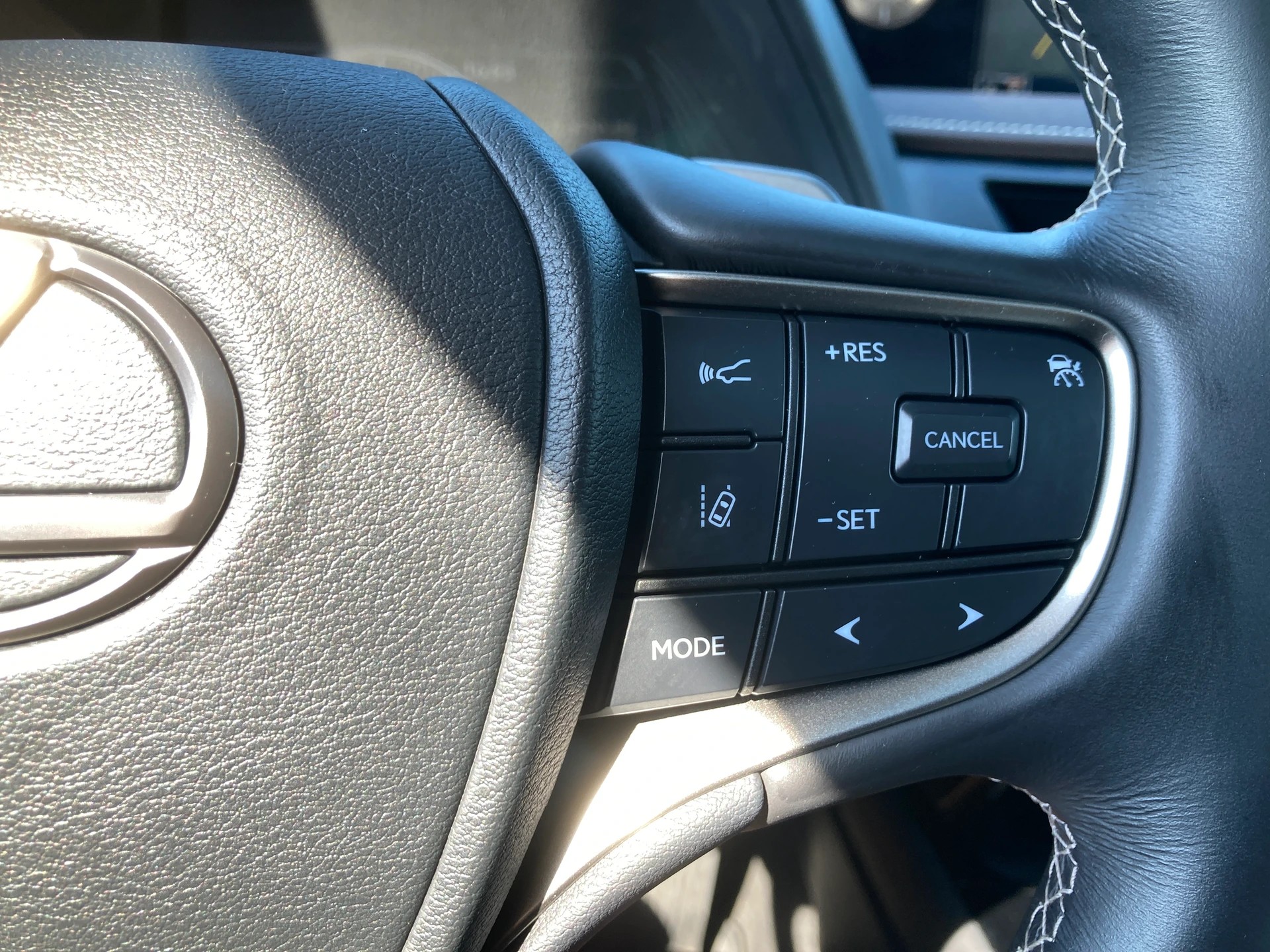 LEXUS UX 300e Excellence Automatic-image-13