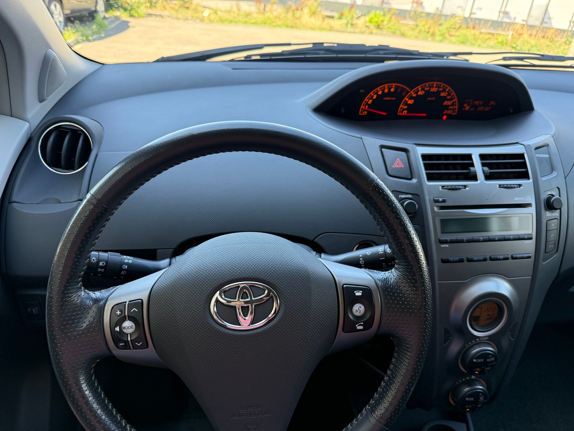 TOYOTA Yaris 1.8 TS *Klimaautomatik *Neue Hinterachse *Frisch ab MF *Isofix-image-11