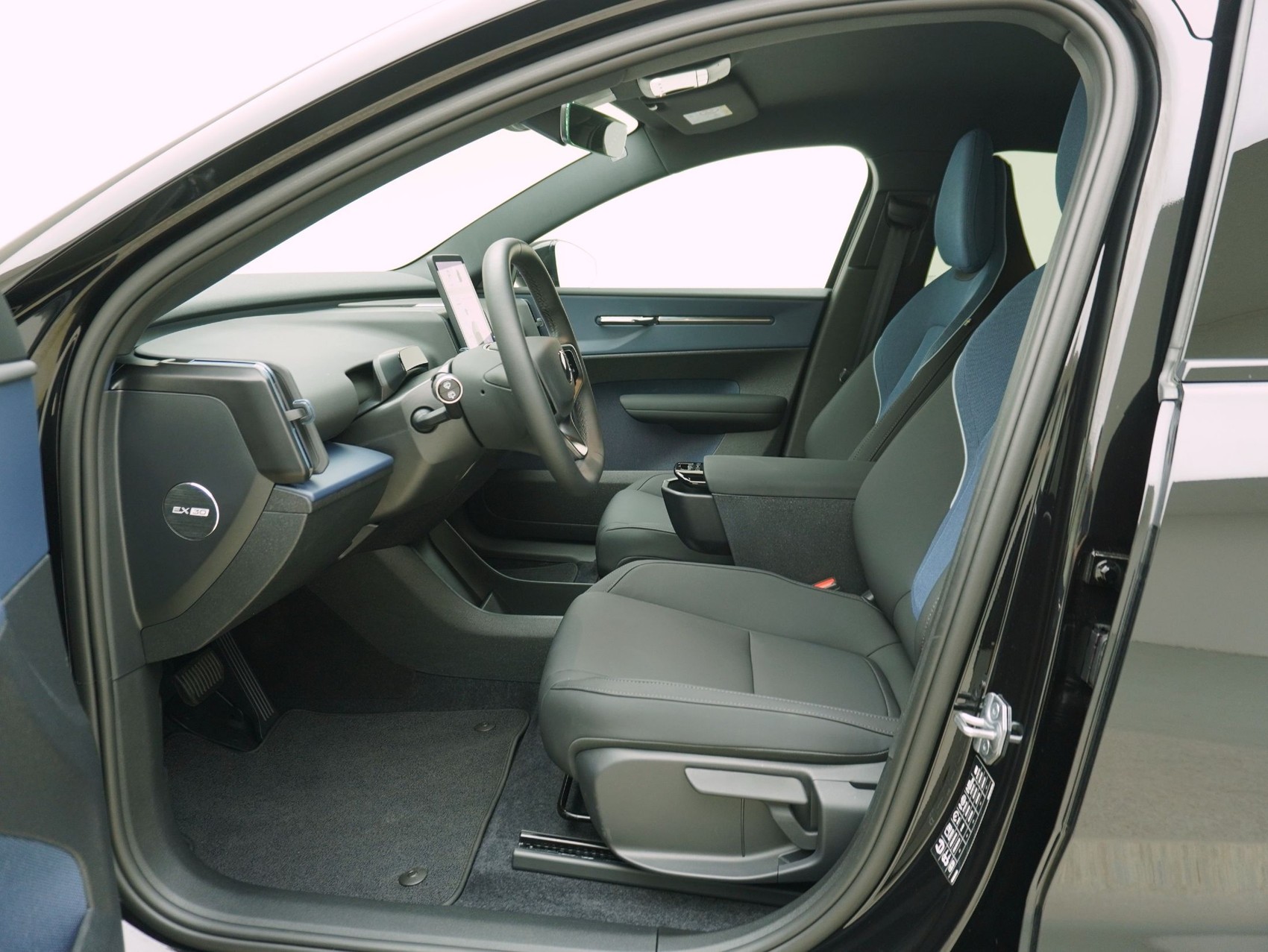 VOLVO EX30 E60 Core **10 Jahre Volvo Swiss Premium**-image-10