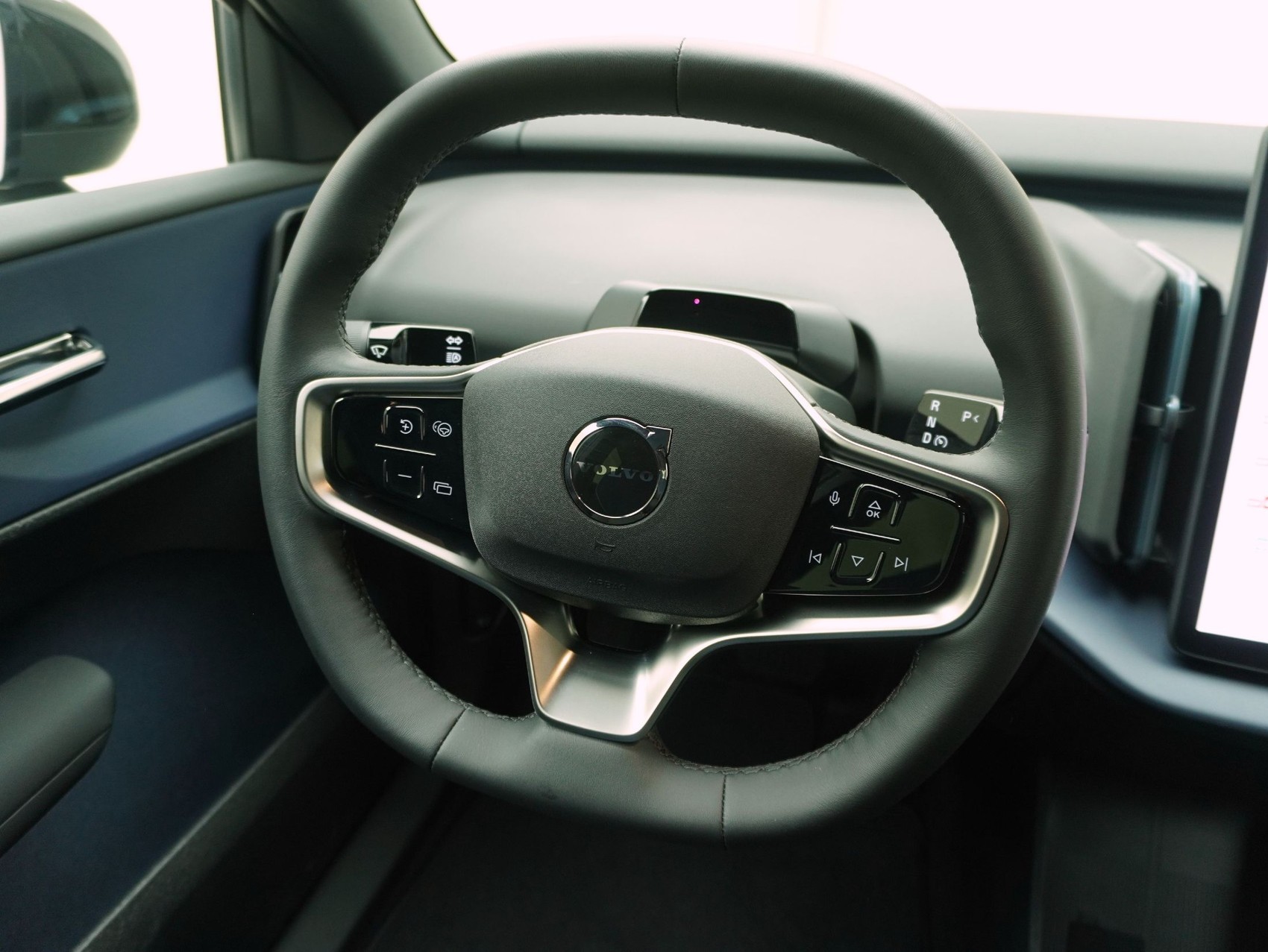 VOLVO EX30 E60 Core **10 Jahre Volvo Swiss Premium**-image-15