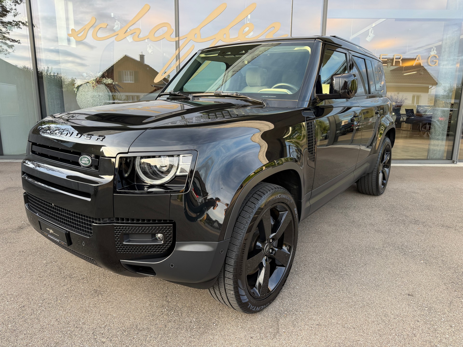 LAND ROVER Defender 110 3.0 D I6 250 SE AWD AT8-showroom-element-1