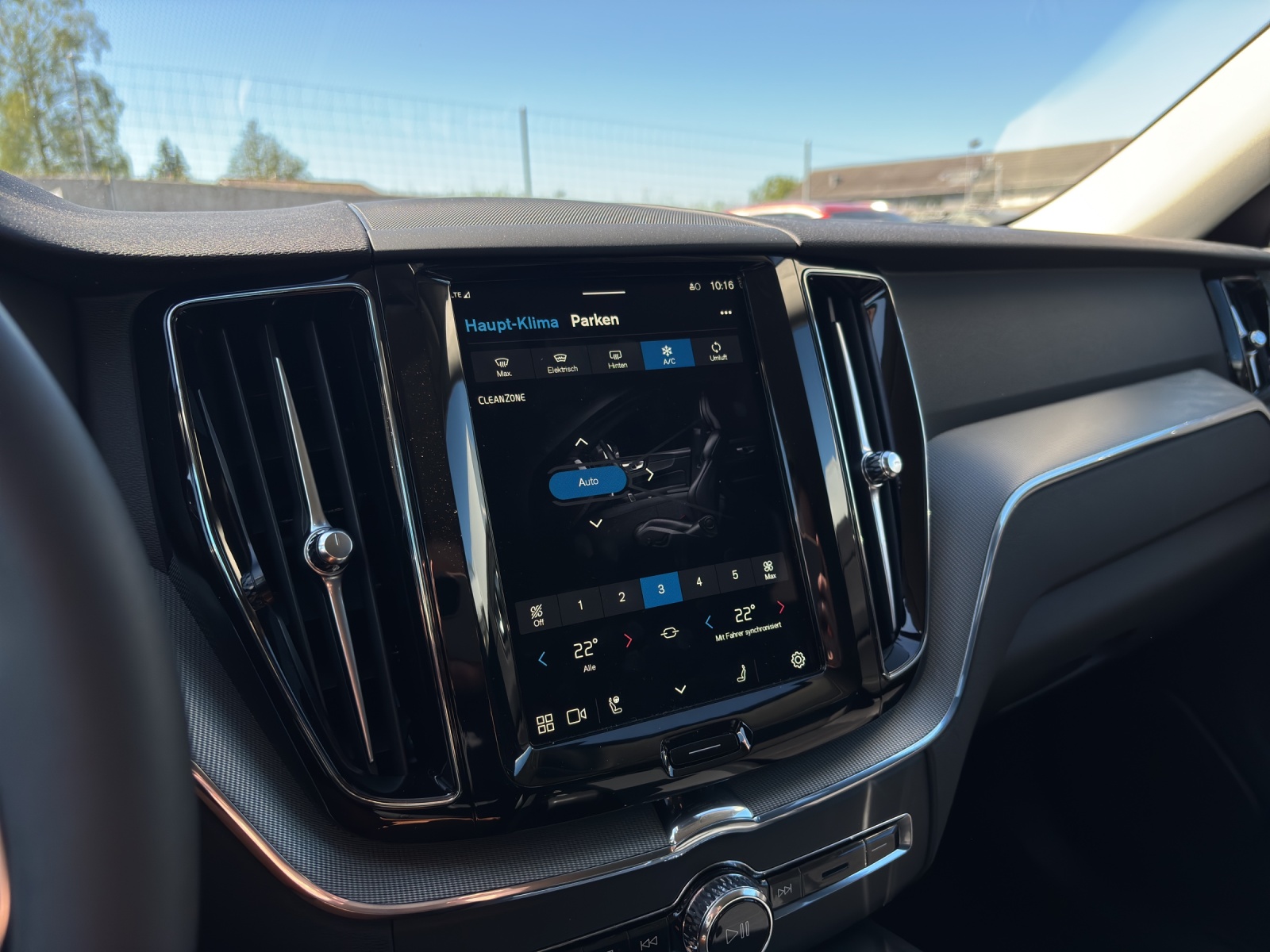 VOLVO XC60 2.0 B4 MH Plus Dark AWD-image-16